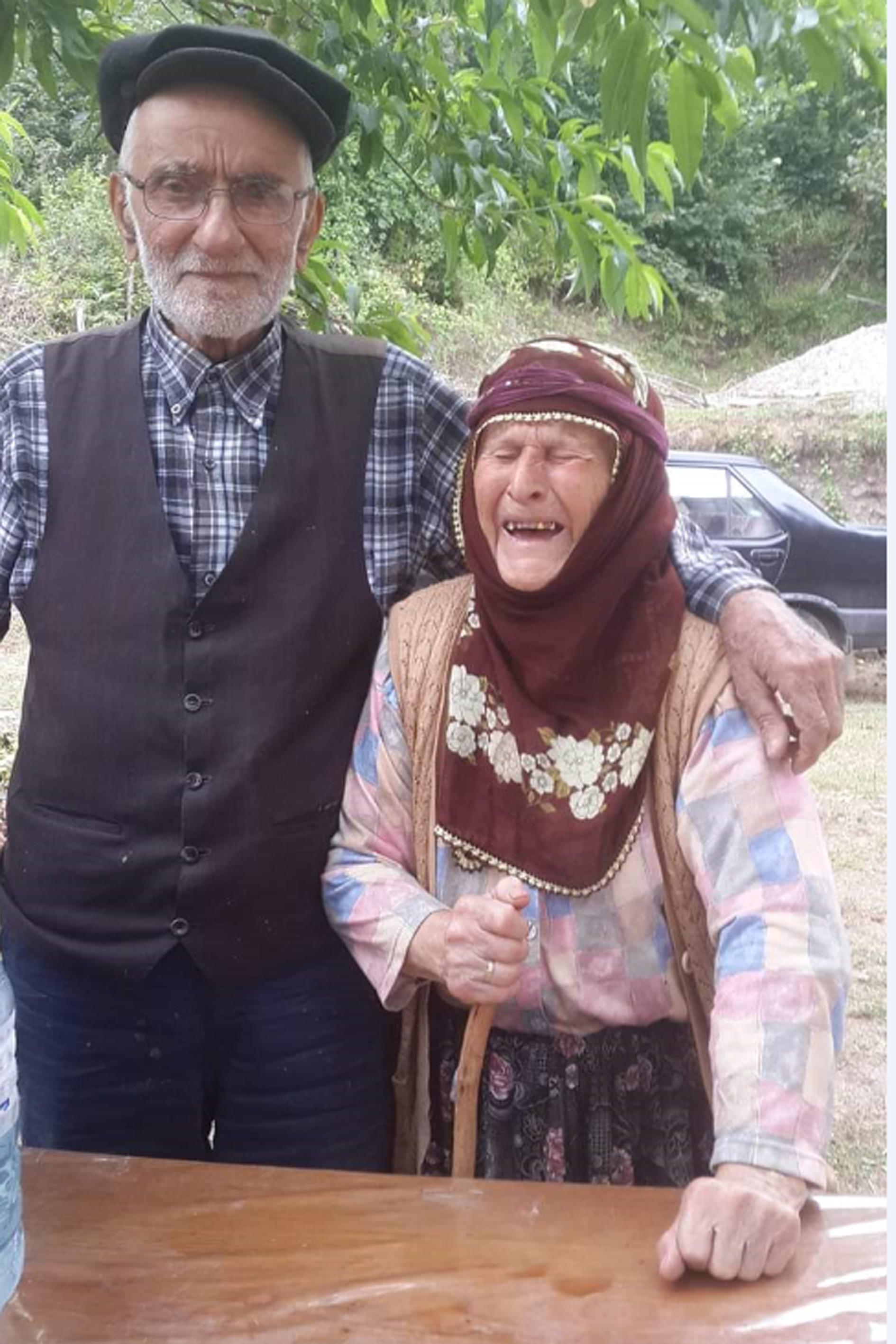70 yıllık evli çift bir gün arayla vefat etti