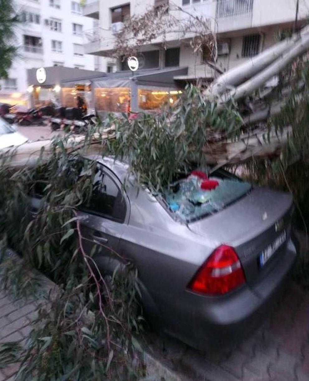 Fırtına İzmiri de vurdu Alarm verildi