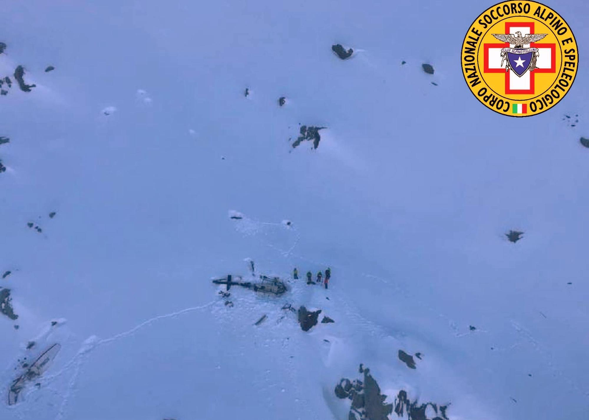 İtalyan Alplerinde uçak ve helikopter havada çarpıştı