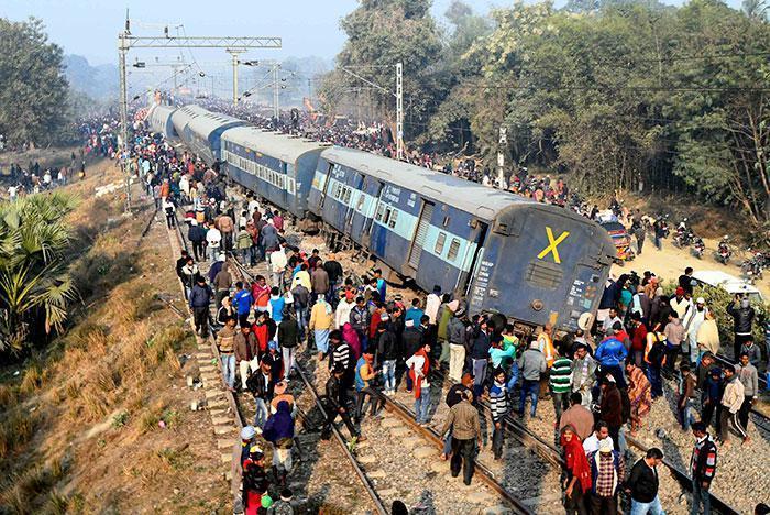 Hindistanda tren raydan çıktı, çok sayıda ölü var