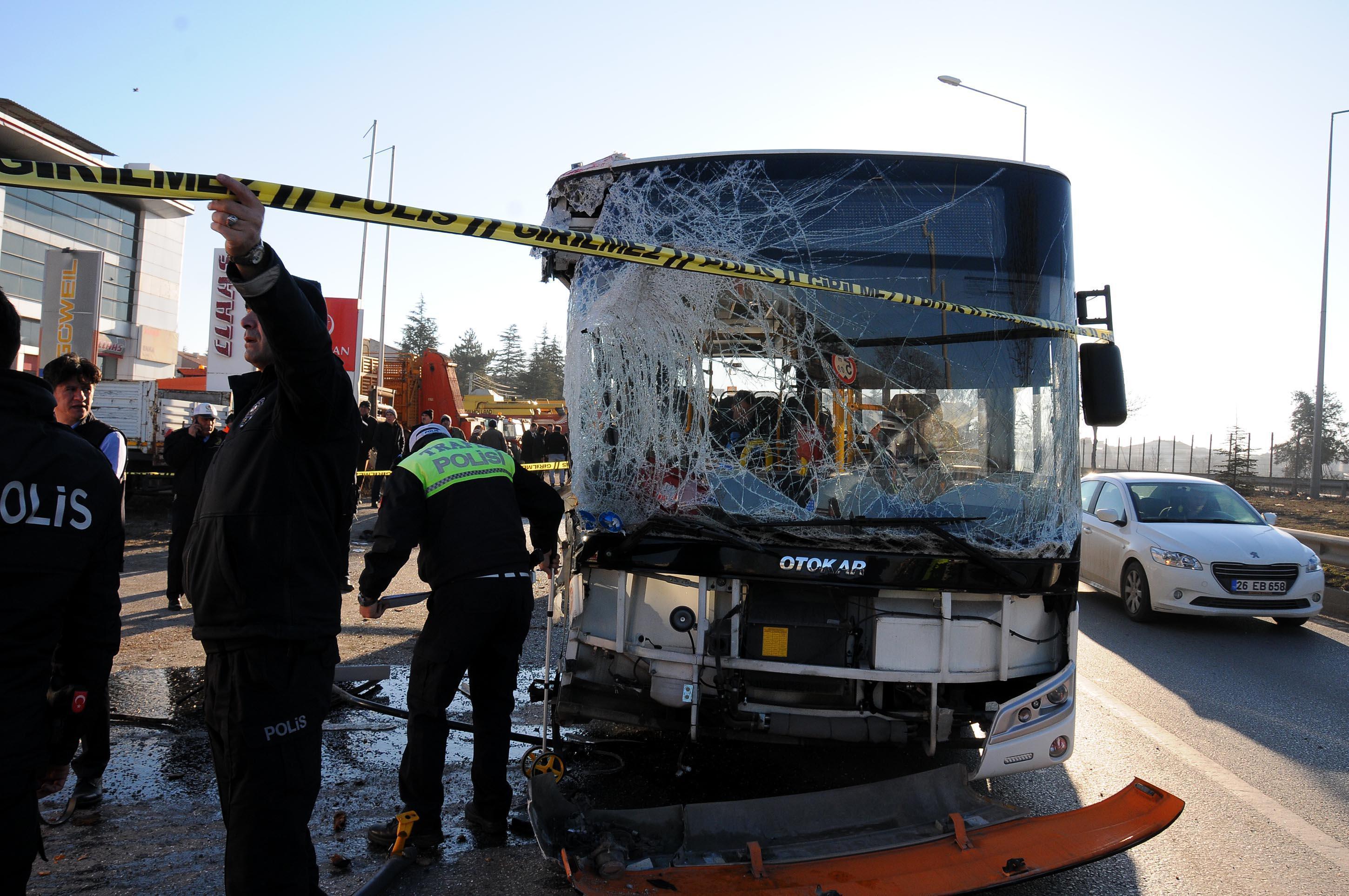 Eskişehirde halk otobüsü TIRa çarptı: 1 ölü, 20 yaralı