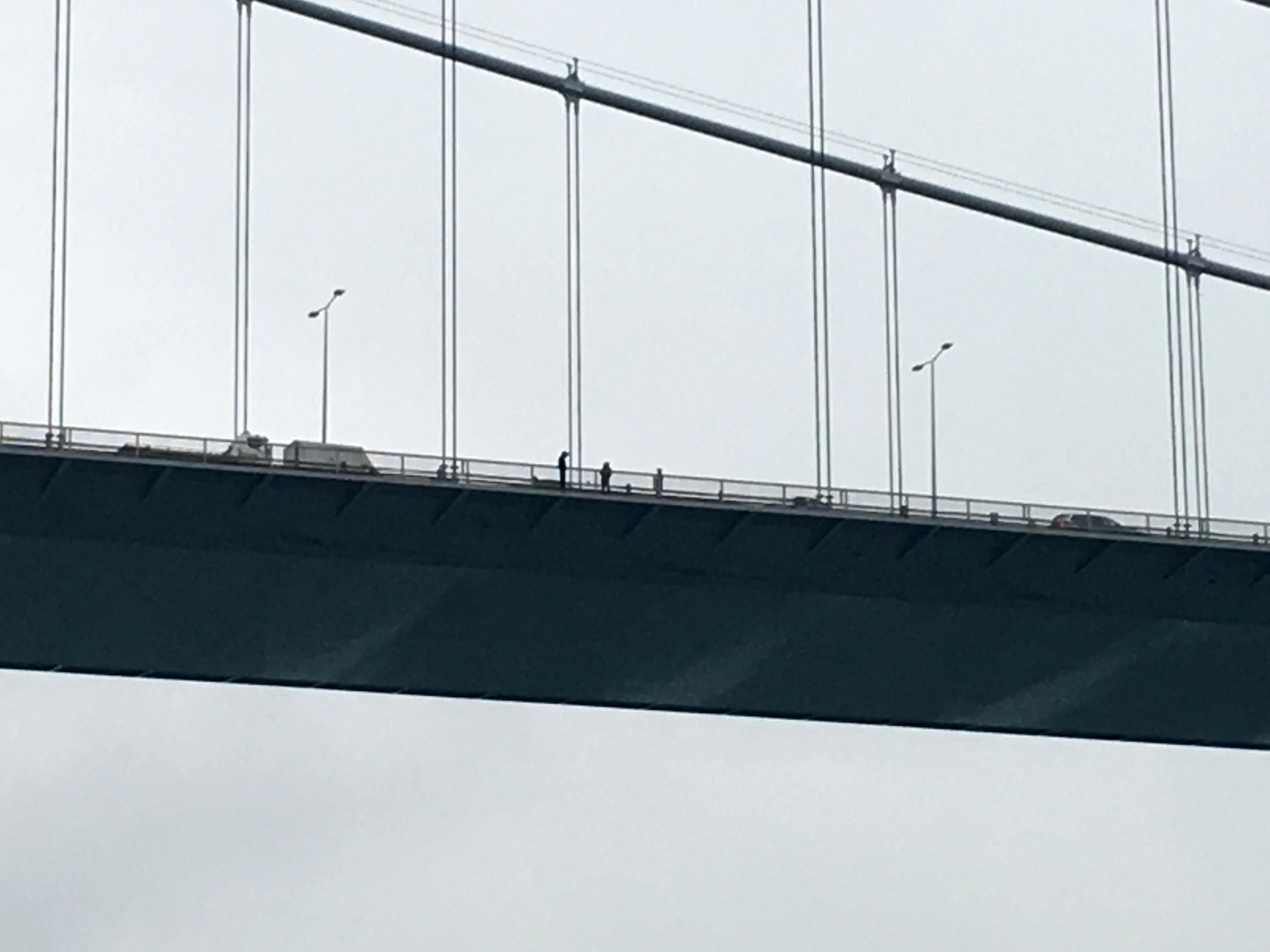 Köprüde intihar girişimi... Trafik kilit