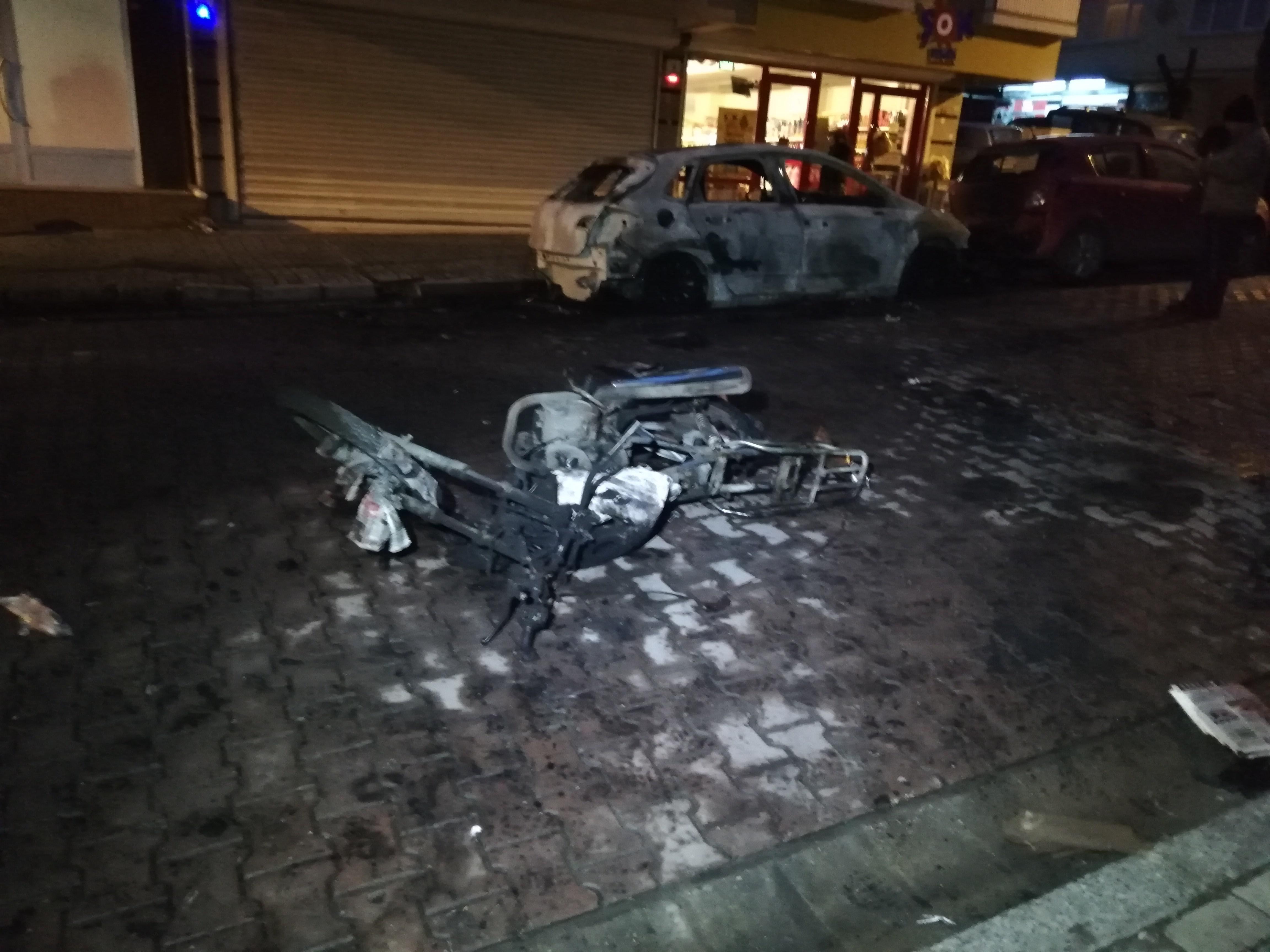 Avcılarda feci olay Kaza yapan motosiklet alev aldı, 2 otomobil yandı