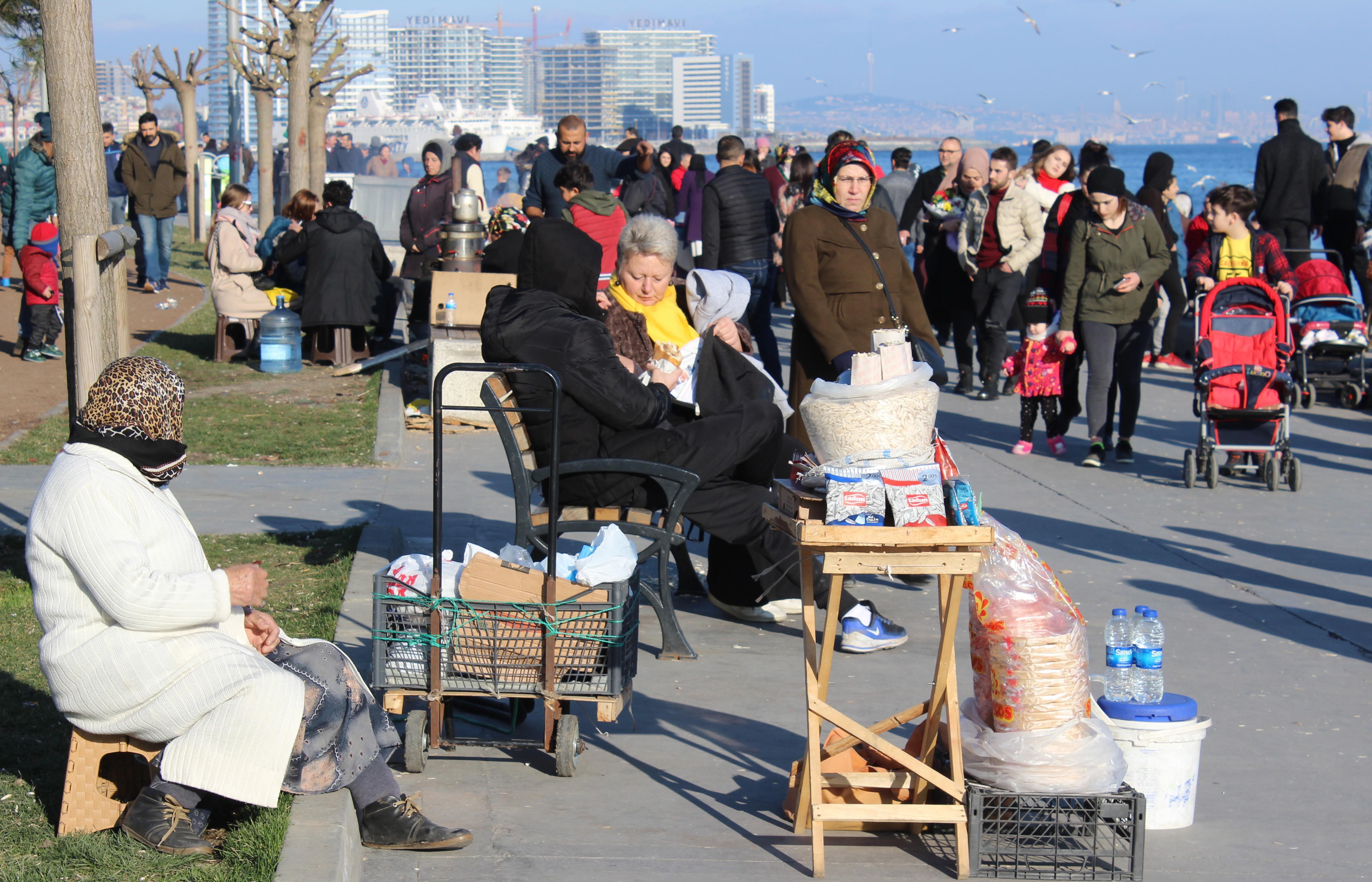 İstanbullular parklara ve sahil kenarlarına akın etti