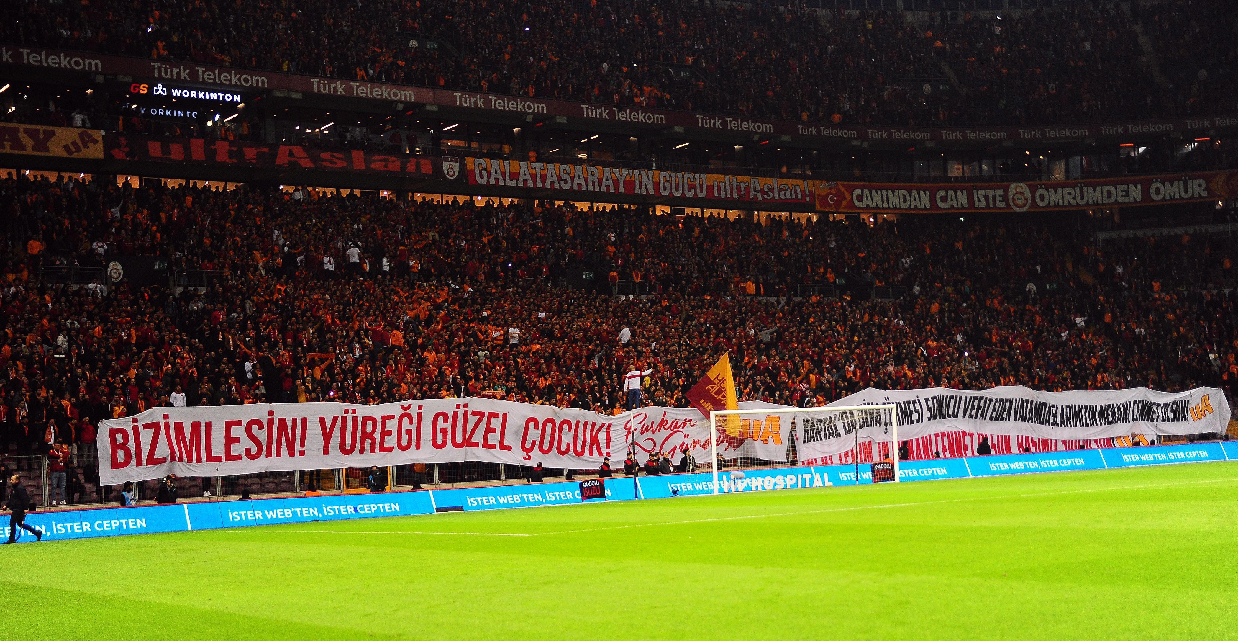 Galatasaray tribünlerinde anlamlı pankartlar