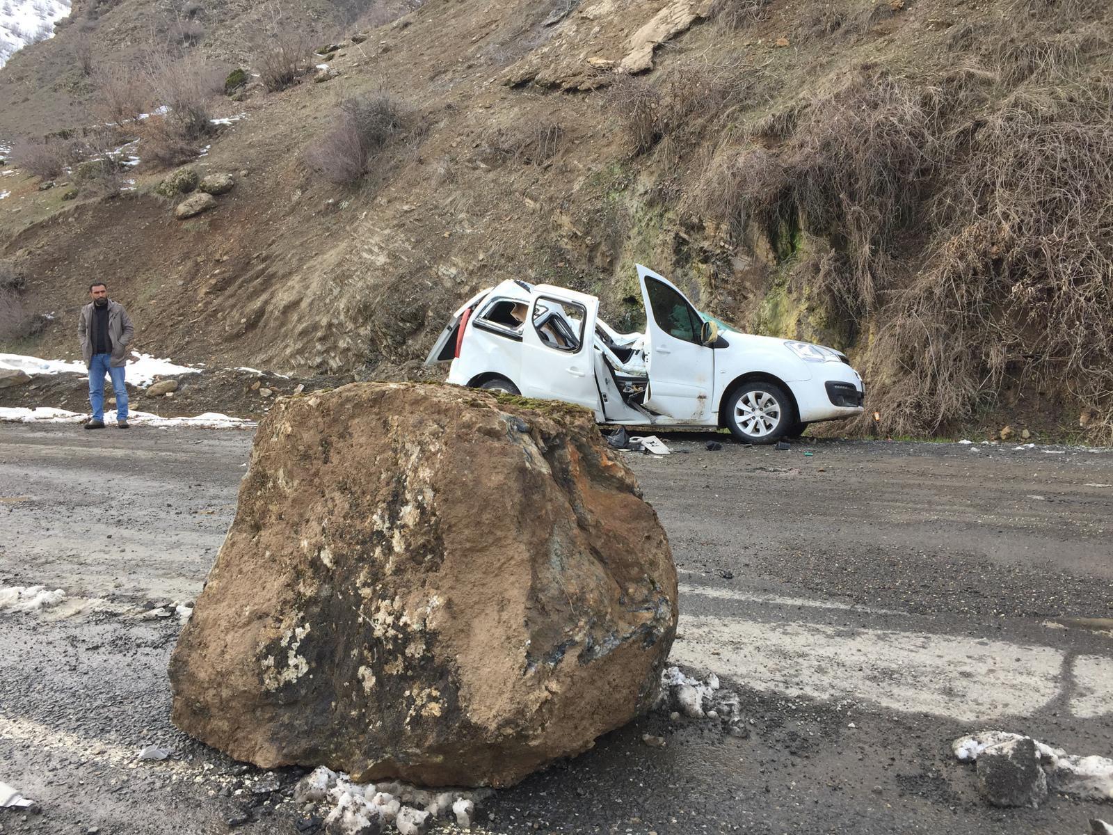 Dağdan kopan kaya parçası aracın üzerine düştü, sürücü yaralandı