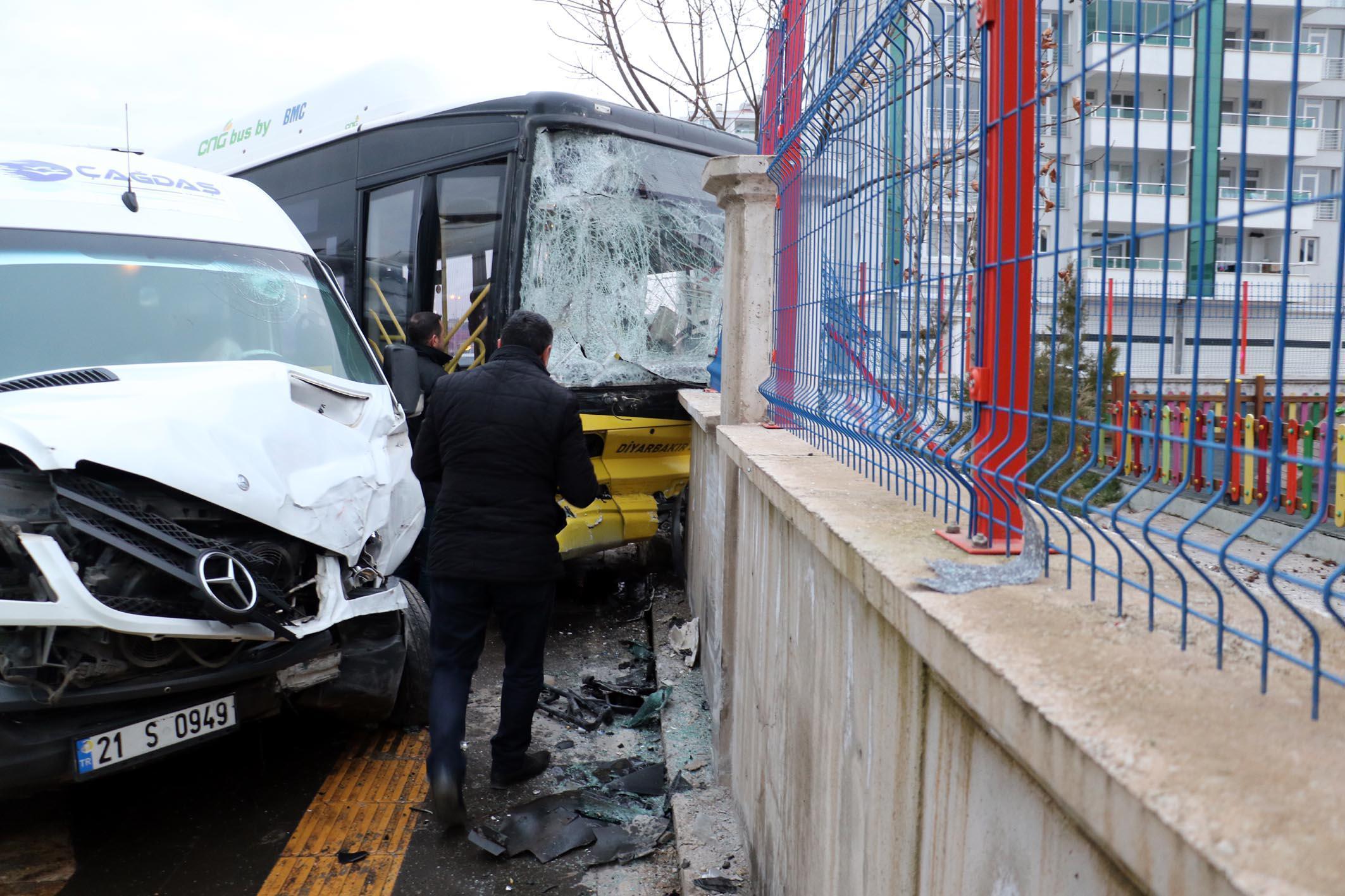 Diyarbakırda otobüs ile minibüs çarpıştı 13 kişi yaralandı