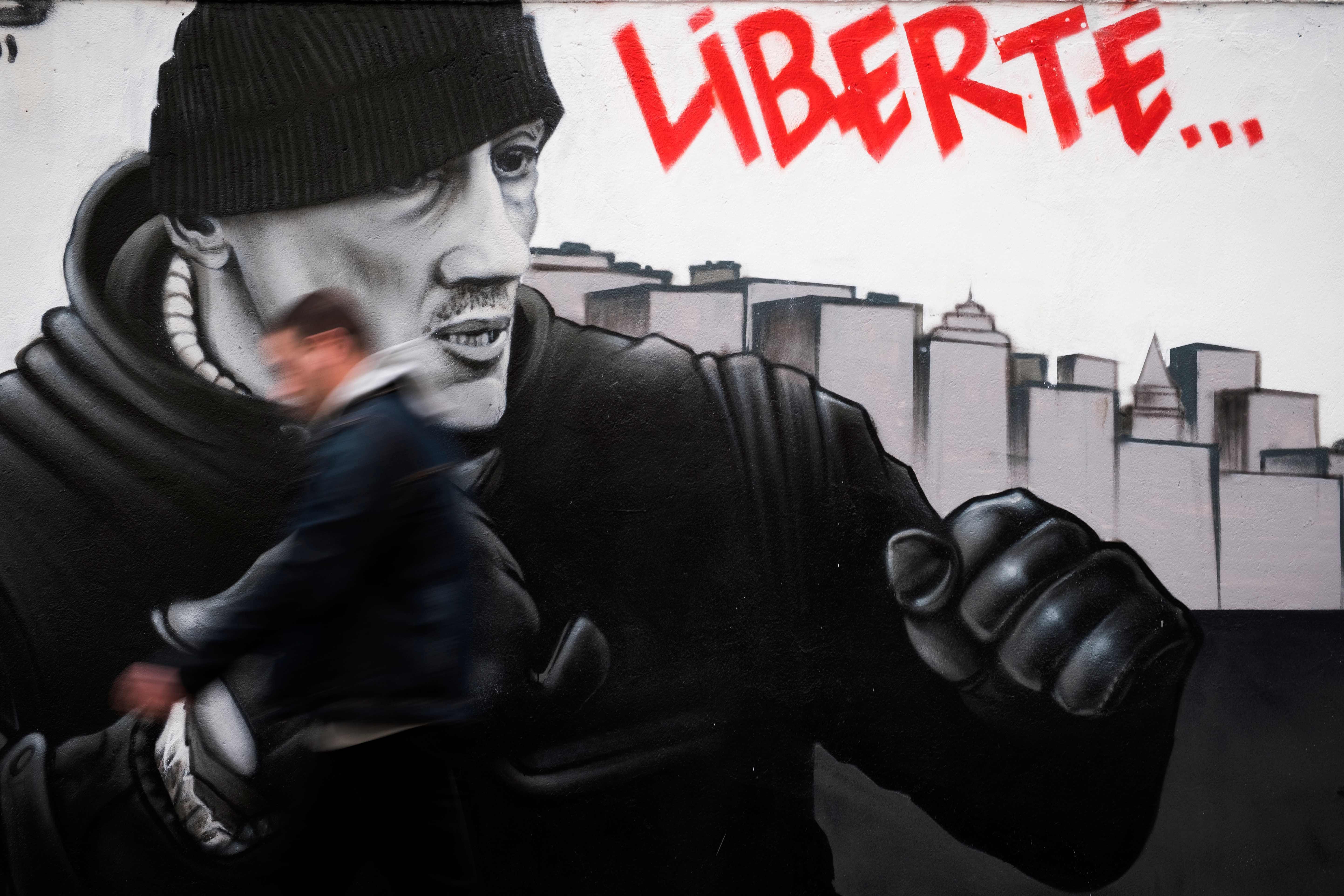 Paristeki gösteride polisi döven boksöre hapis cezası
