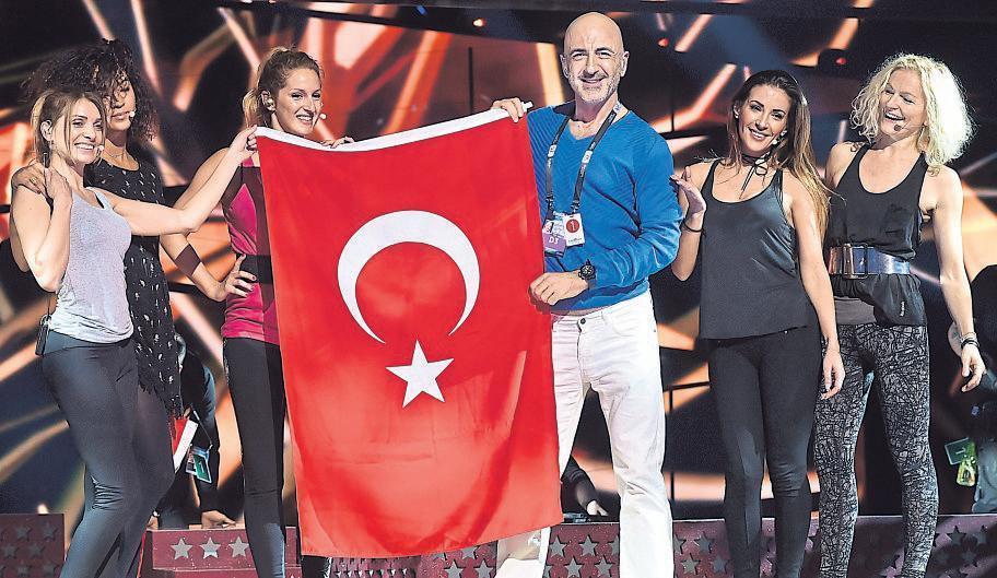 Serhat Hacıpaşalıoğlu: 70 ülkede dinlenen tek Türk şarkıcıyım