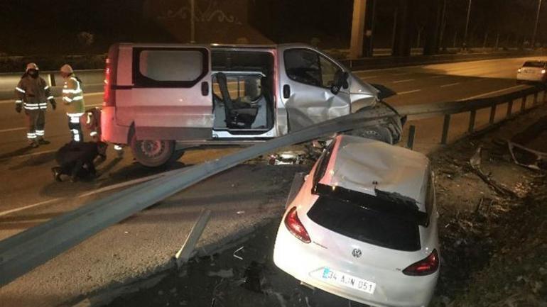 İstanbulda korkunç kaza: Kontrolden çıkan araçlar demir bariyerin altına girdi