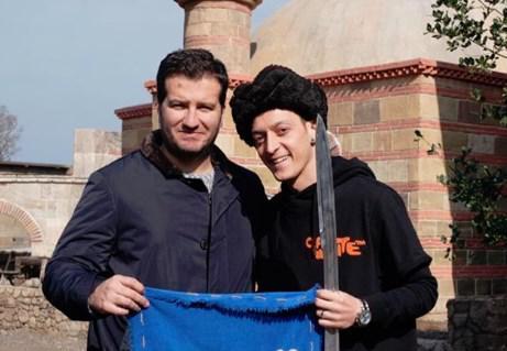 Mesut Özil ile Amine Gülşe, Diriliş Ertuğrulun setini ziyaret etti