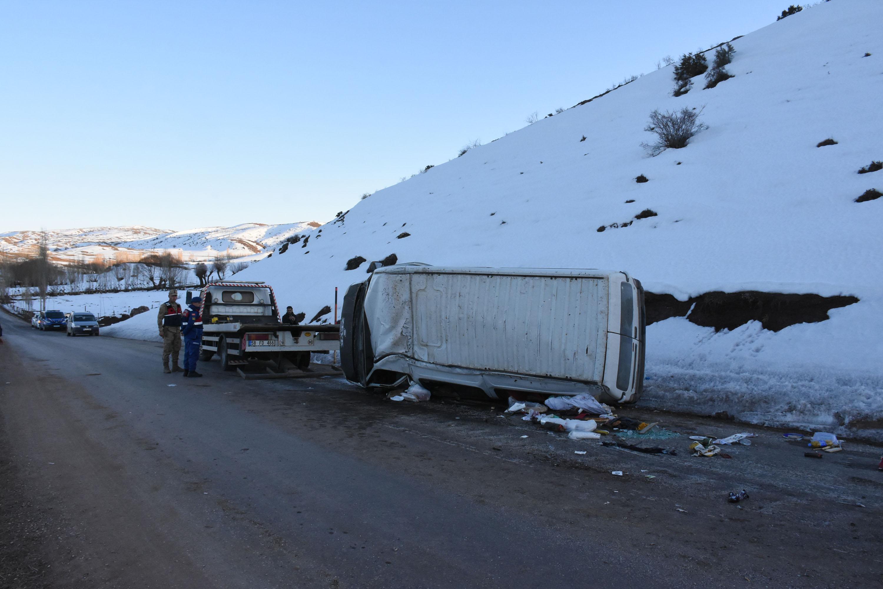 Sivas’ta minibüs devrildi: 16 yaralı