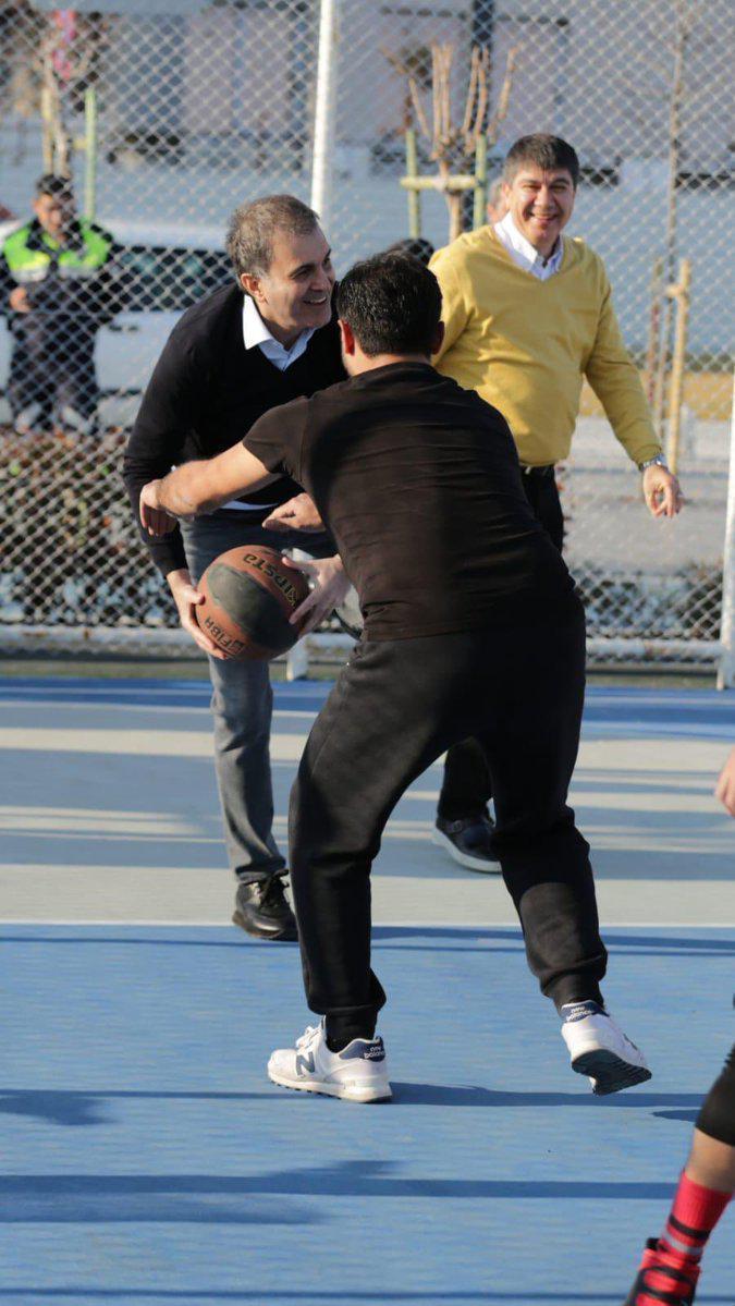 AK Parti Sözcüsü Ömer Çelik, gençlerle basketbol oynadı