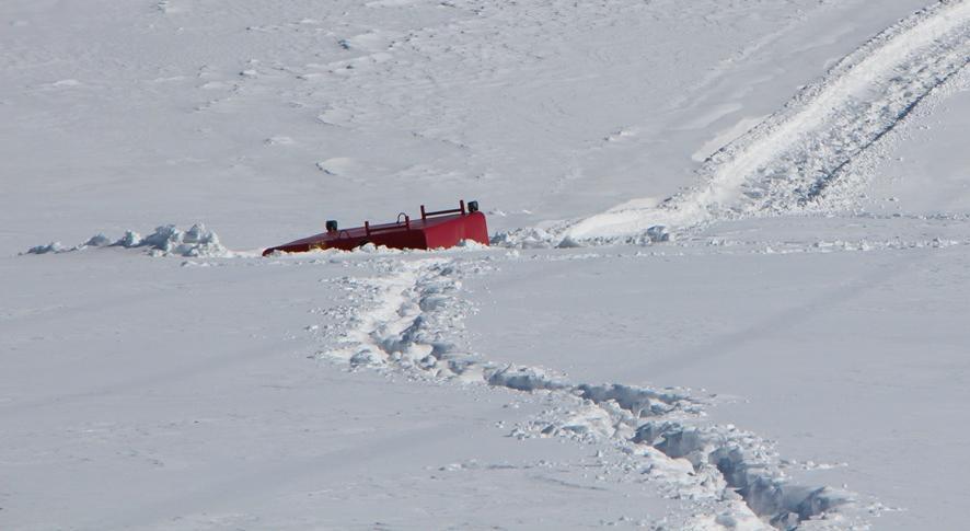 Paletli araç, buzun kırılmasıyla suya gömüldü