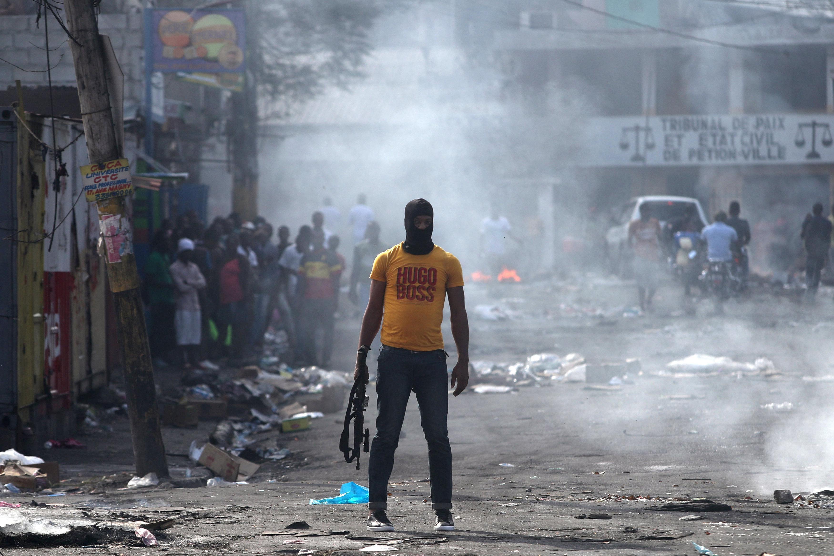Haitide göstericiler yine sokaklarda