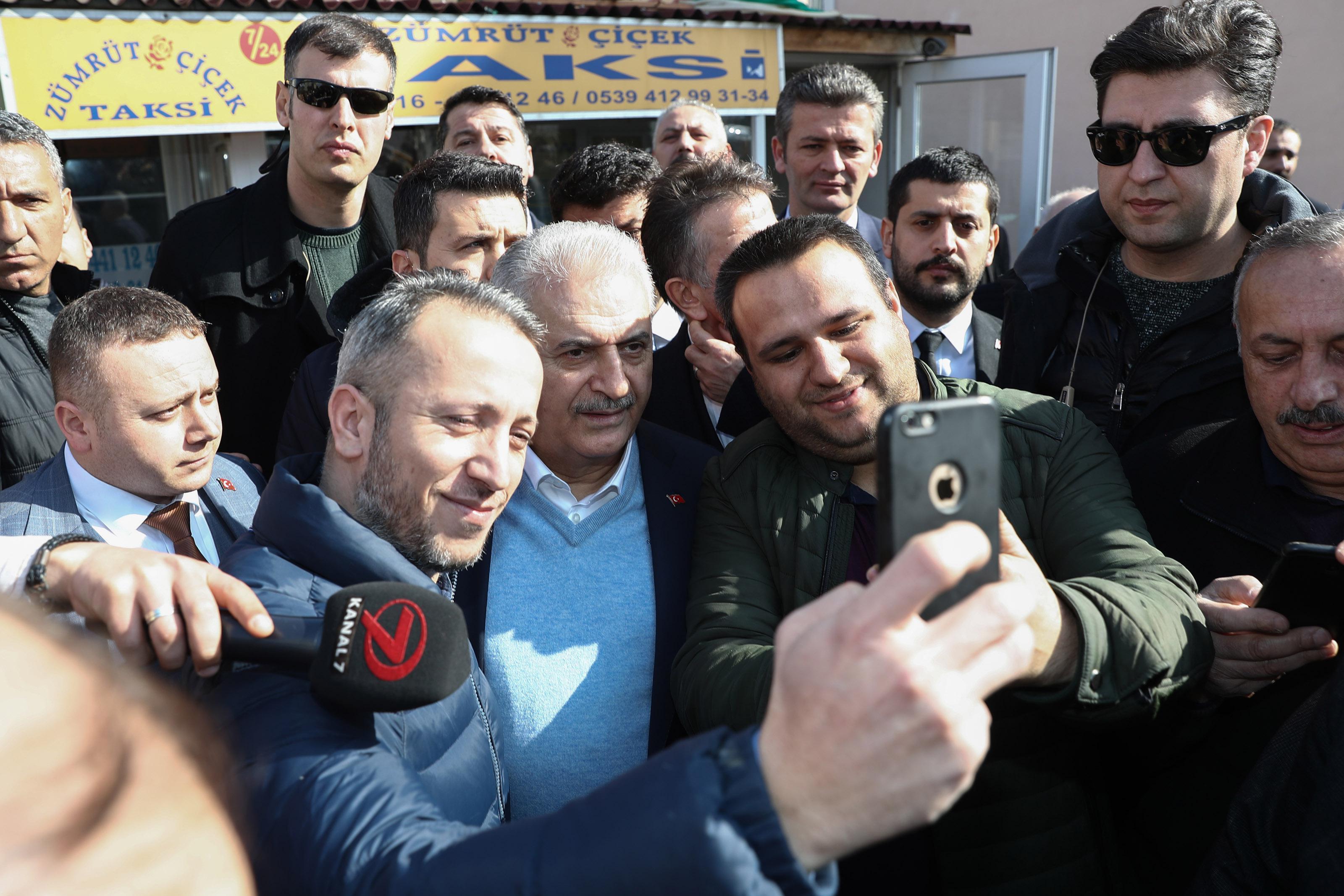 AK Parti İstanbul Büyükşehir Belediye Başkan Adayı Binali Yıldırım Maltepede seçim çalışması yürüttü