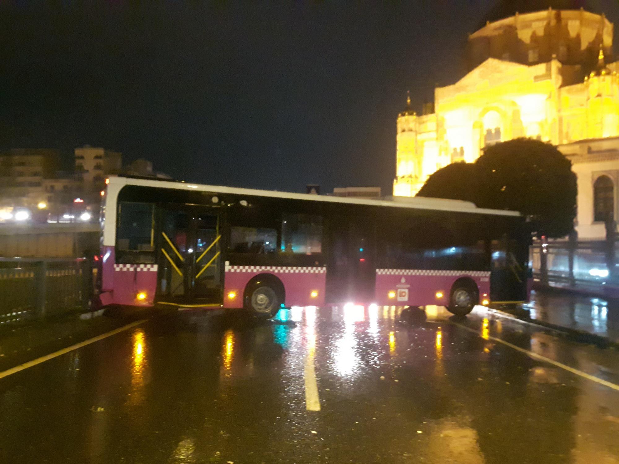 Fatih’te korkutan kaza Özel halk otobüsü bariyerlere çarptı