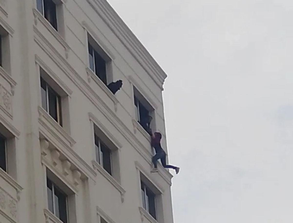 7’nci katta intihar girişimi Polis son anda yakalayıp kurtardı