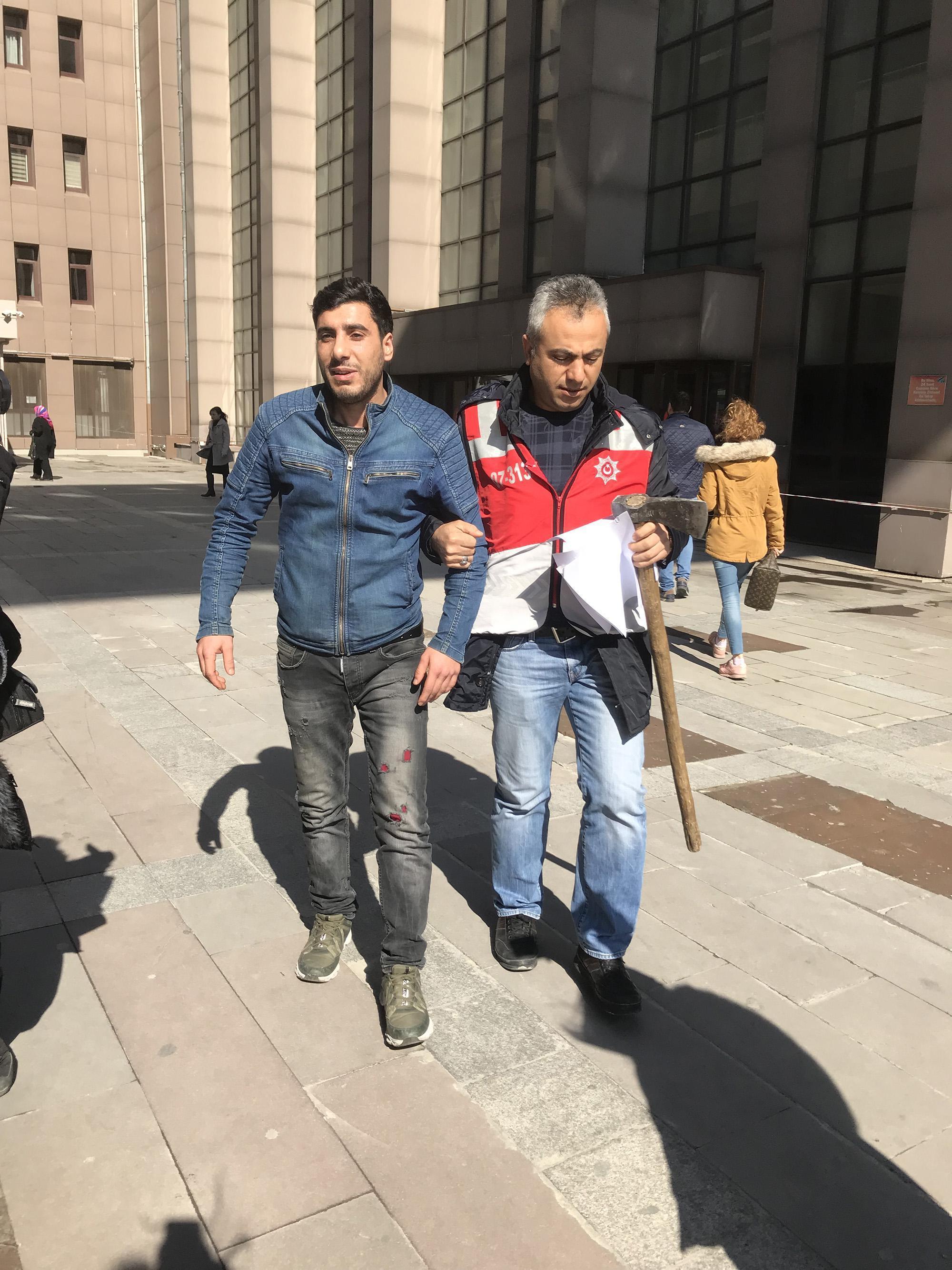 Hapis cezası aldığını öğrenince çılgına döndü Bakırköy Adliyesine baltayla...