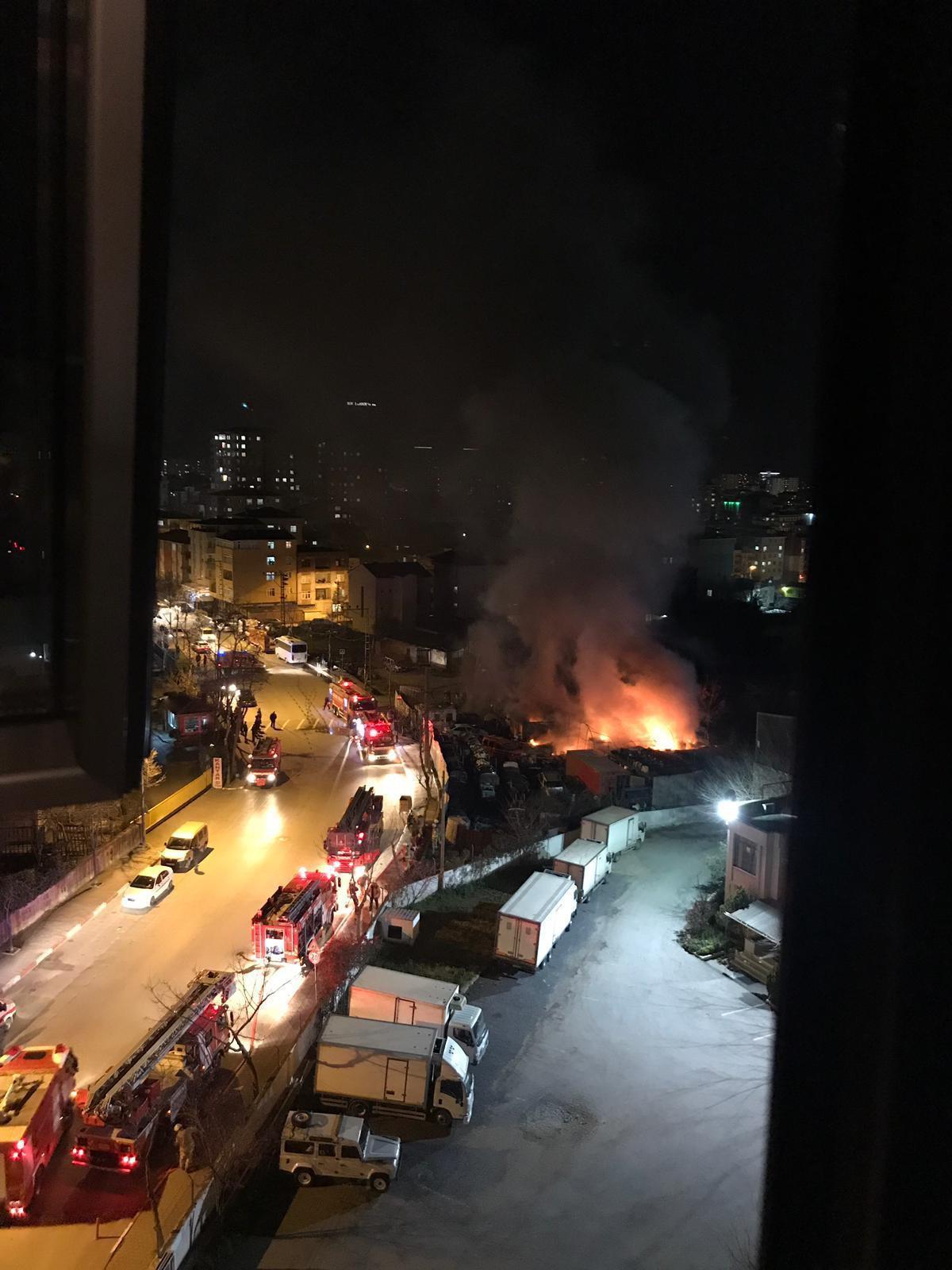 Kartalda oto yedek parçacıda yangın korkuttu