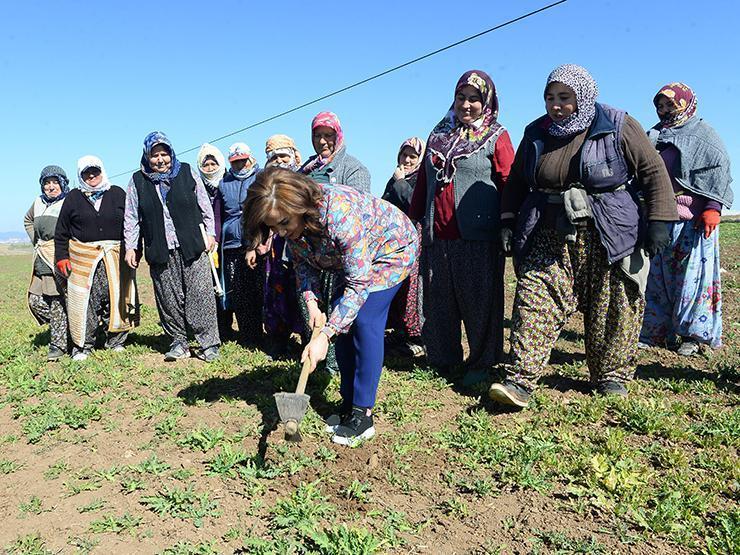 Vali Kocabıyık 8 Mart’ı tarlada çalışan kadın işçilerle kutladı