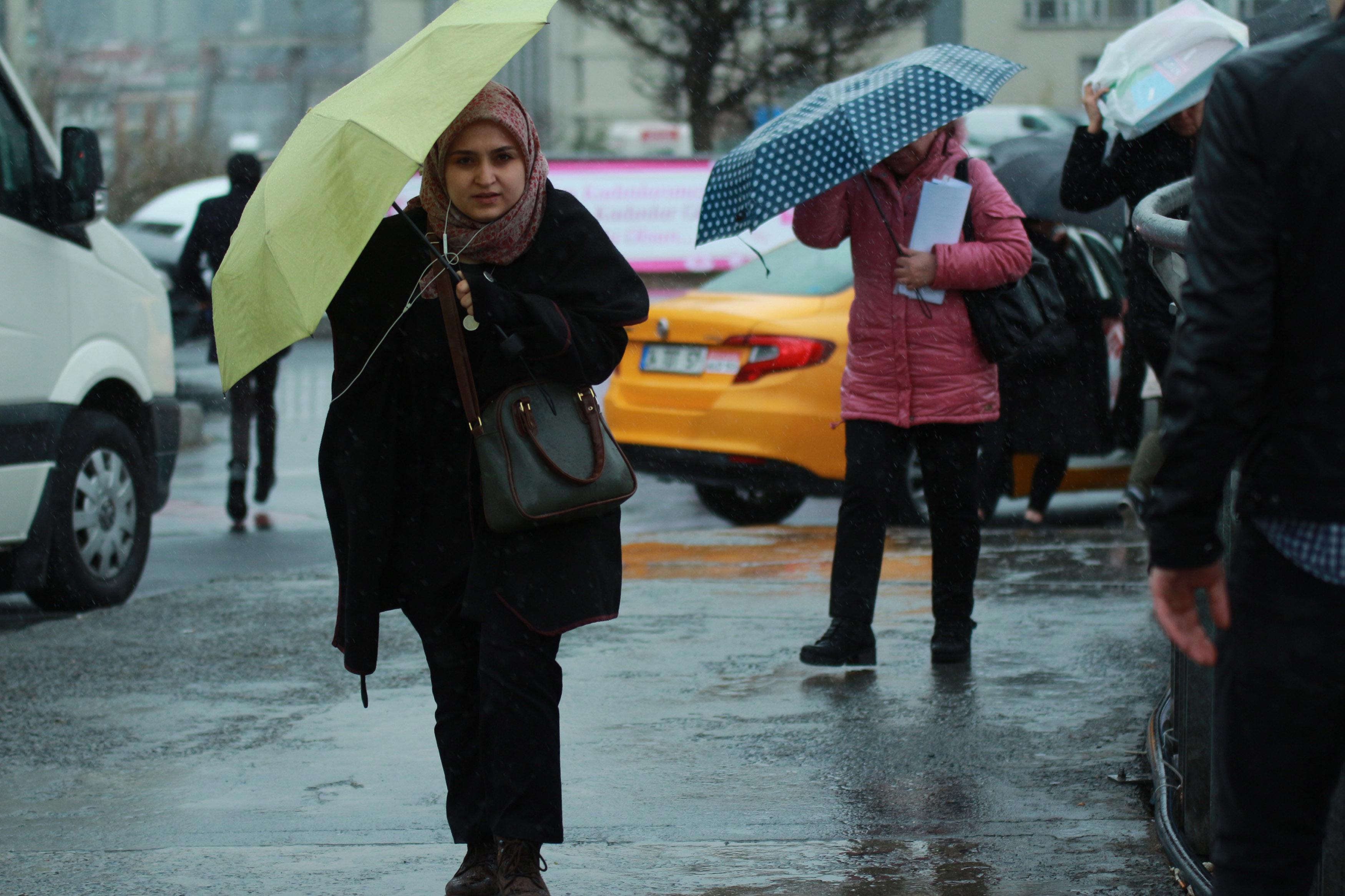 İstanbulda yağmur başladı Trafik kilit, seferler iptal