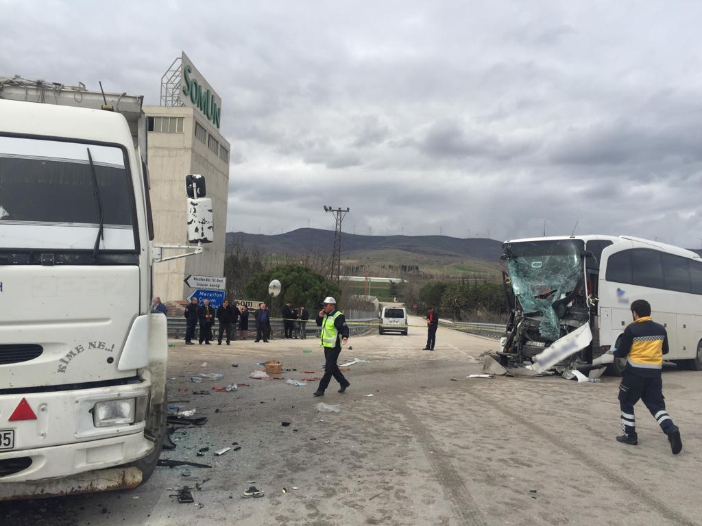 Son dakika Amasyada yolcu otobüsü kamyonla çarpıştı