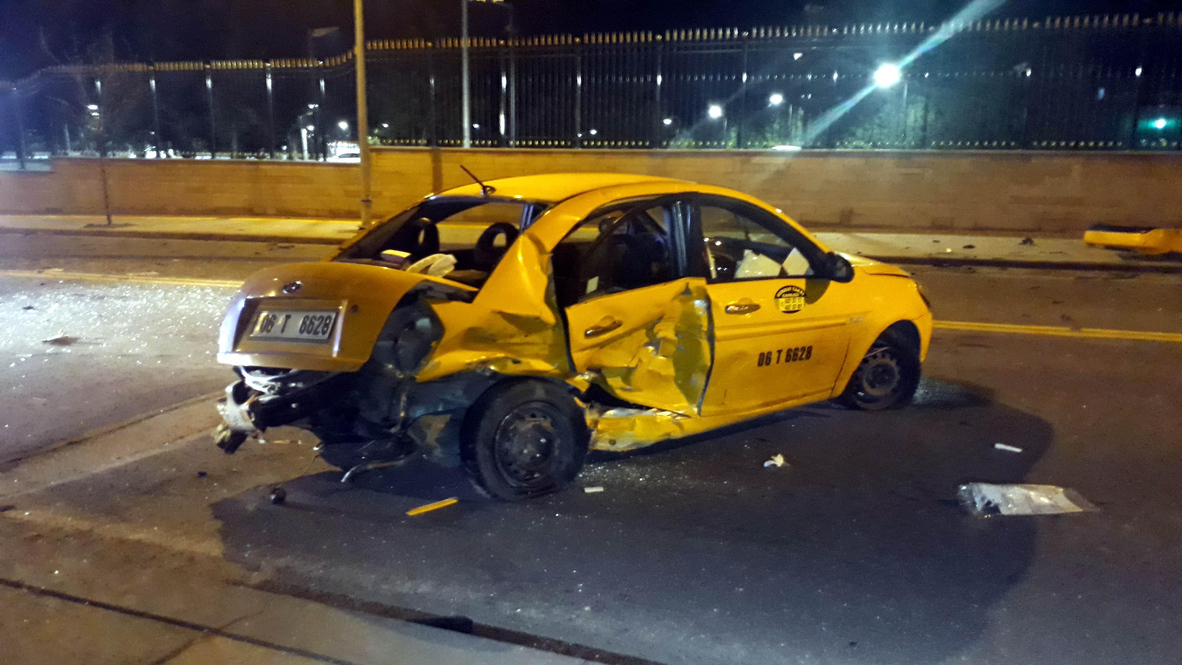 Ankarada lüks otomobil taksiye çarptı Bir kişi öldü, sürücü kayıplara karıştı
