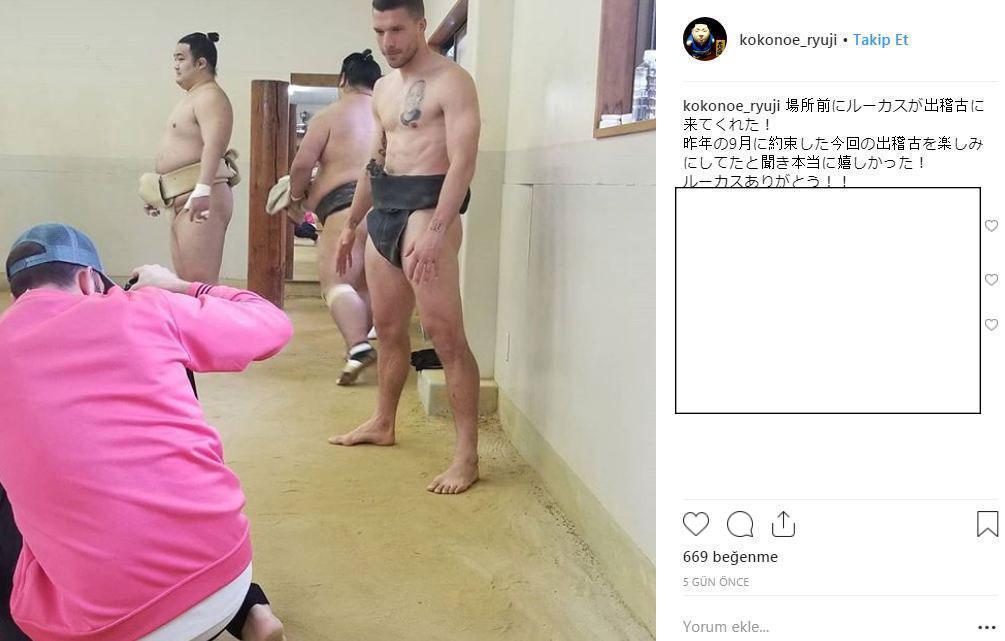 Podolski sumo kıyafetiyle sosyal medyayı salladı