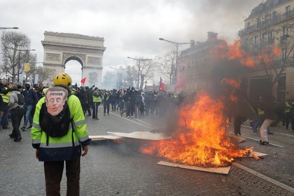 Pariste sokaklar savaş alanına döndü