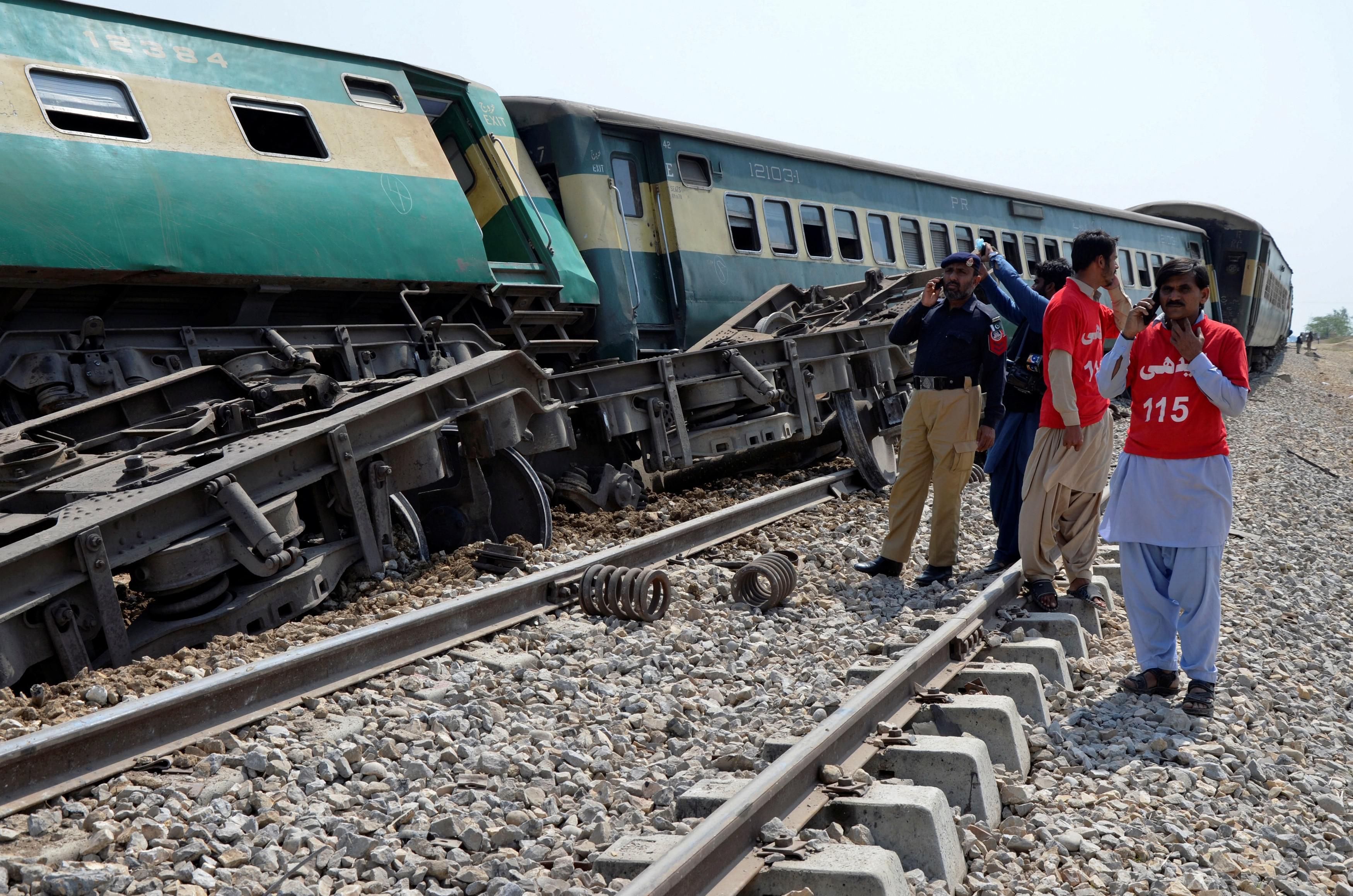 Pakistan’da trene bombalı saldırı