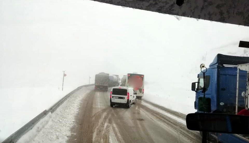Bayburtta kar yağışı: Kop Dağı Geçidi ulaşıma kapandı