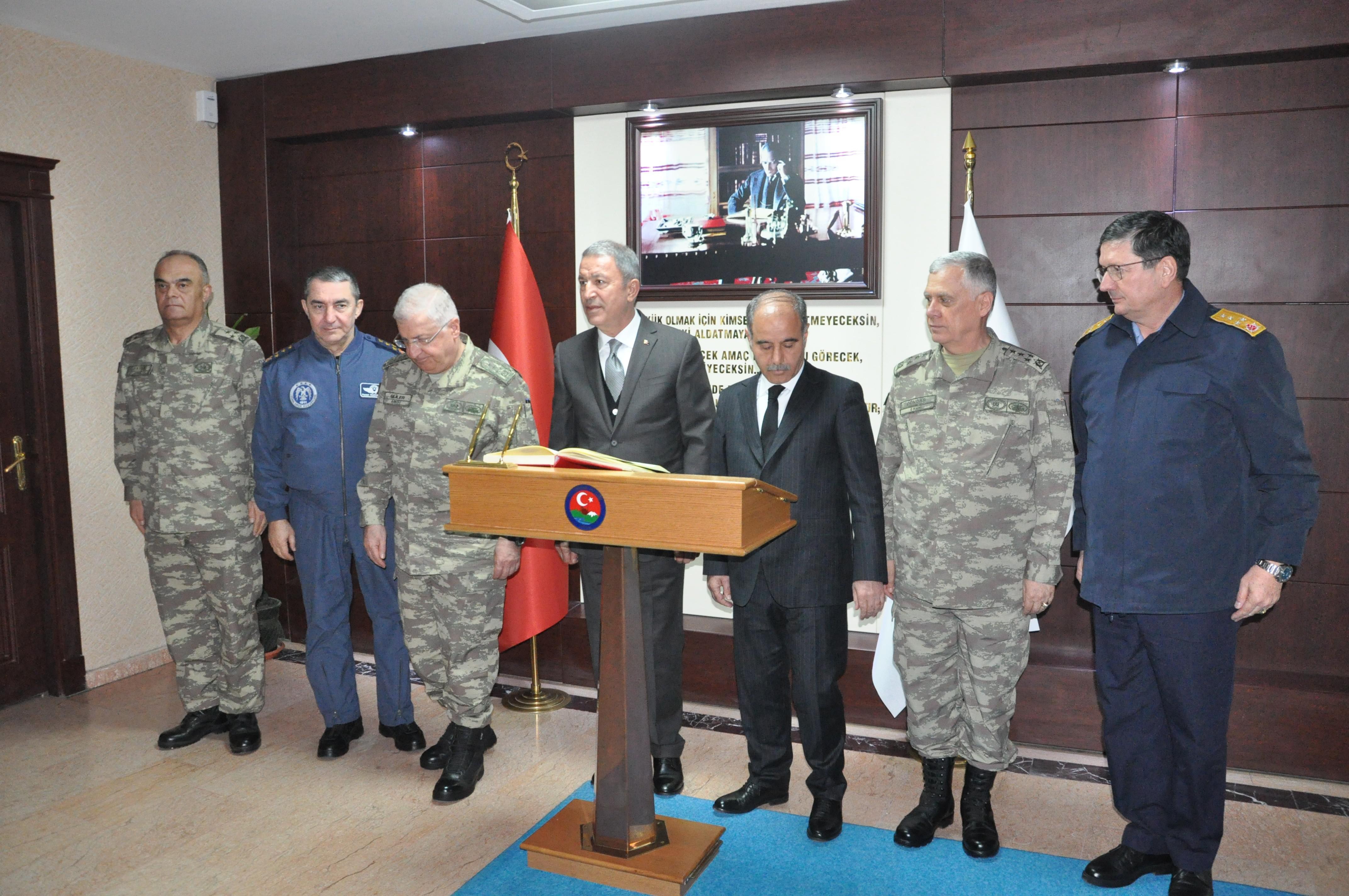 Milli Savunma Bakanı Akar, Şırnakta incelemelerde bulundu