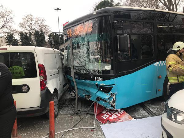 İstanbulda özel halk otobüsü kaza yaptı: Yaralılar var