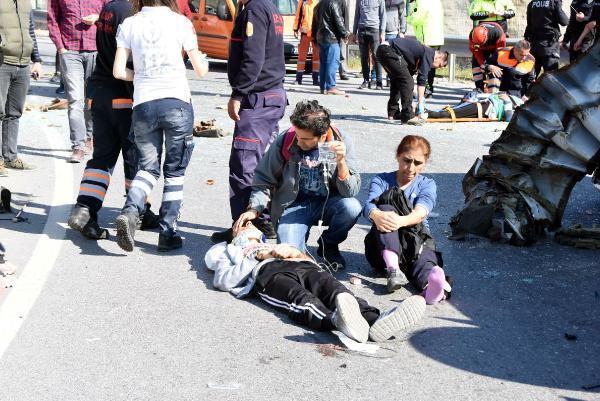 Son dakika... İzmirde Down sendromlu çocuklar ve ailelerini taşıyan midibüs kaza yaptı