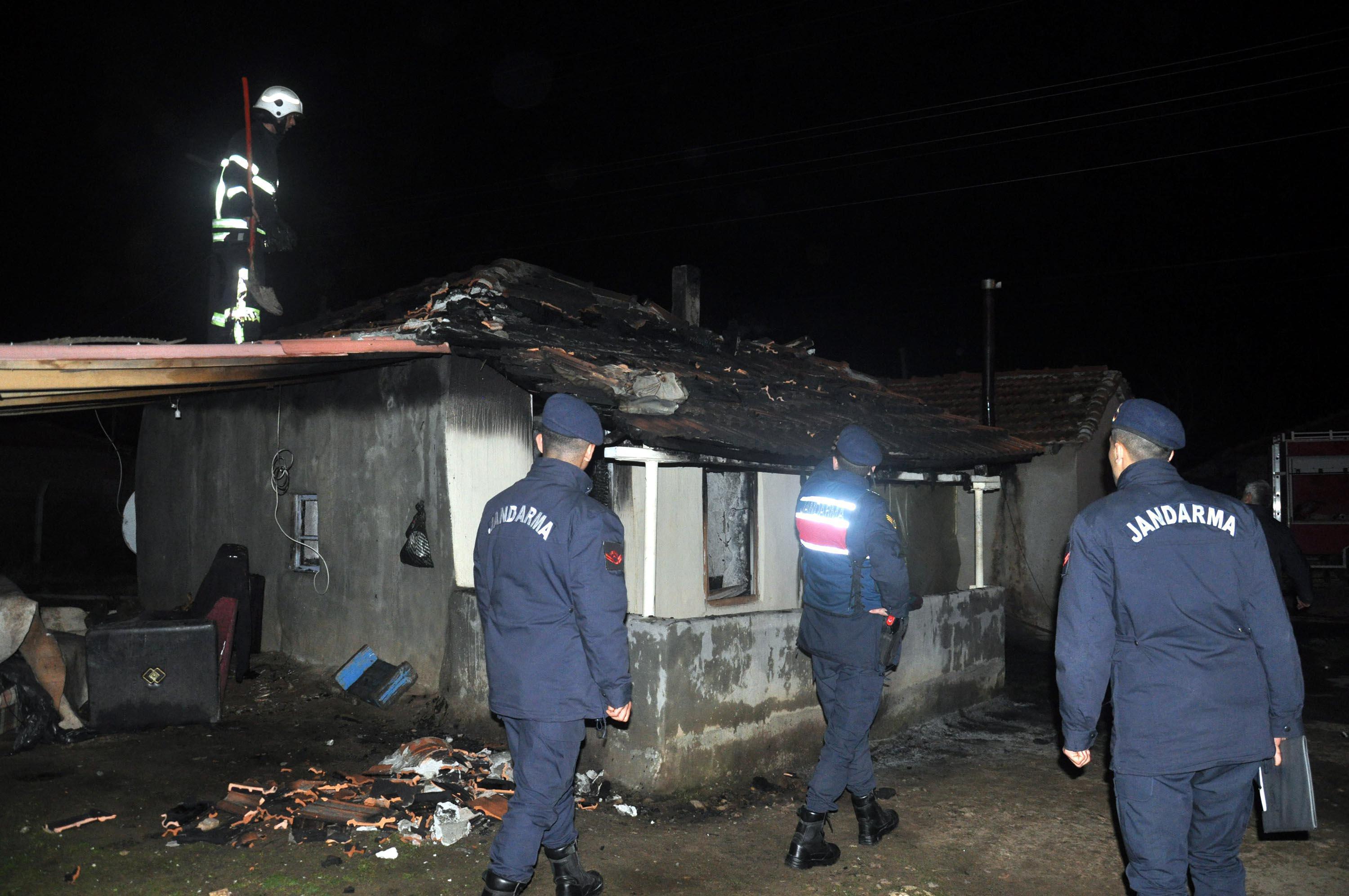 Tekirdağda aynı gece 2 ev yandı: Ev sahibi iş makinesiyle evini yıktırdı