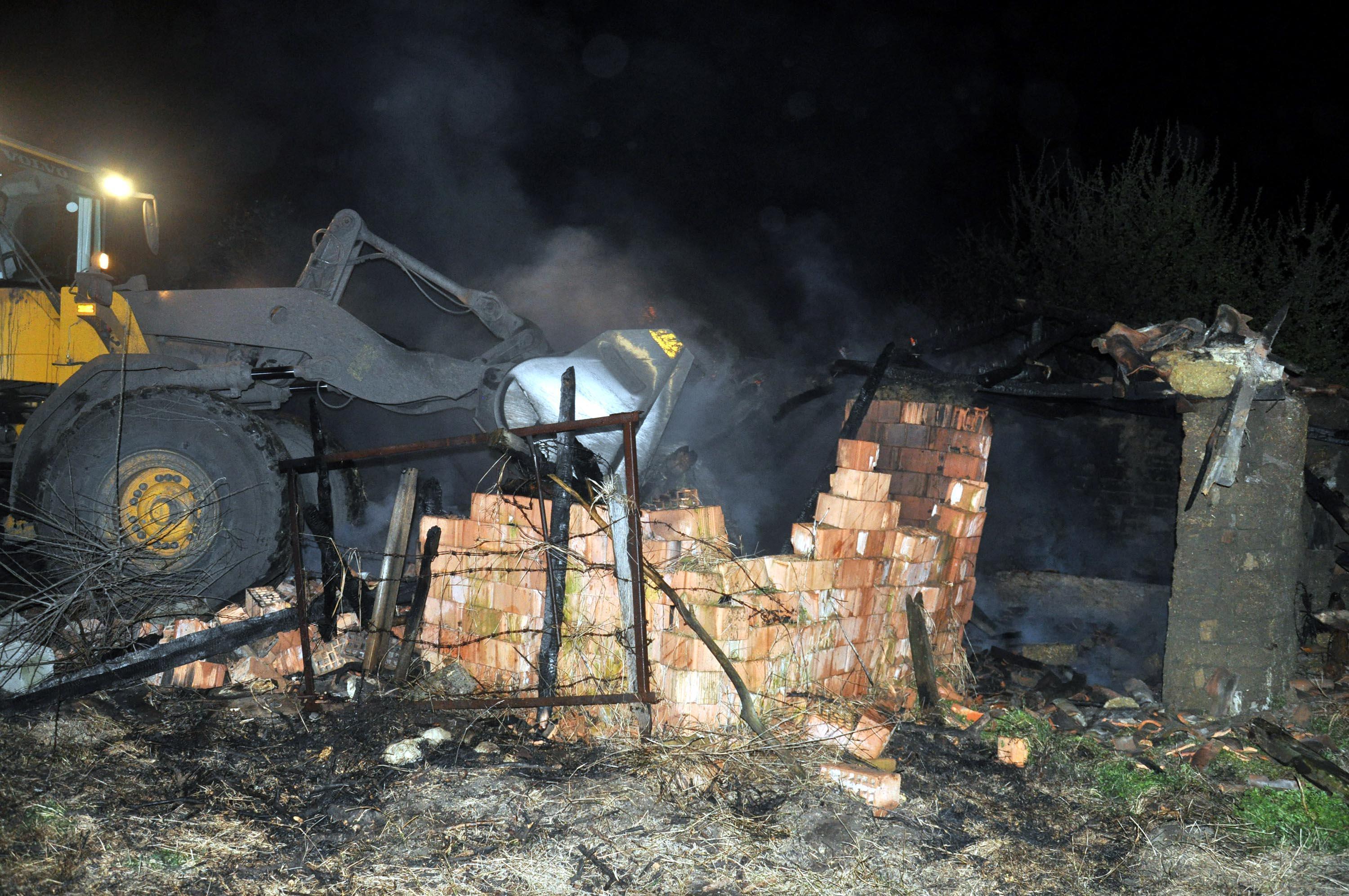 Tekirdağda aynı gece 2 ev yandı: Ev sahibi iş makinesiyle evini yıktırdı