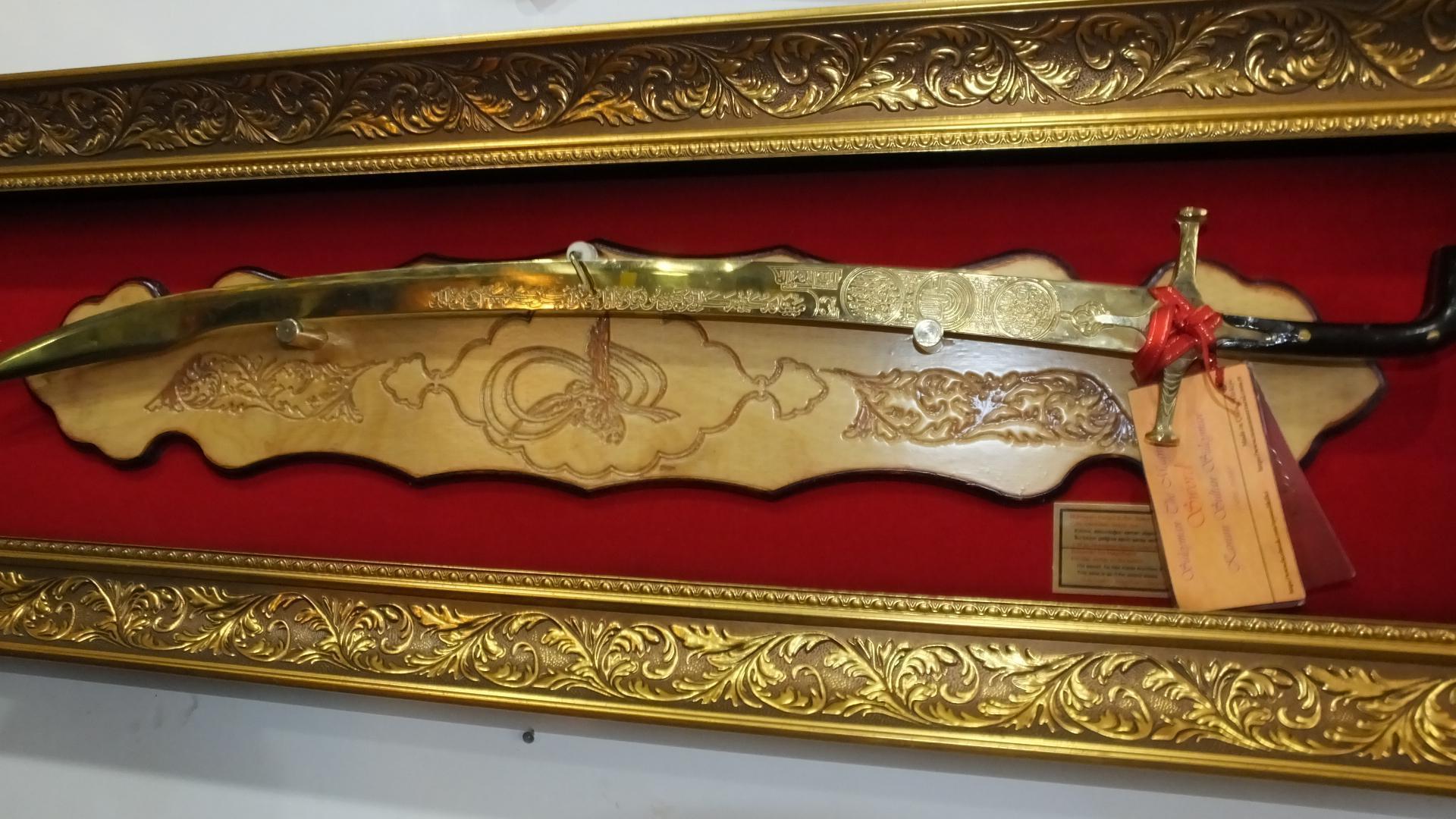 Cumhurbaşkanı Erdoğana Kanuni kılıcı hediye etti
