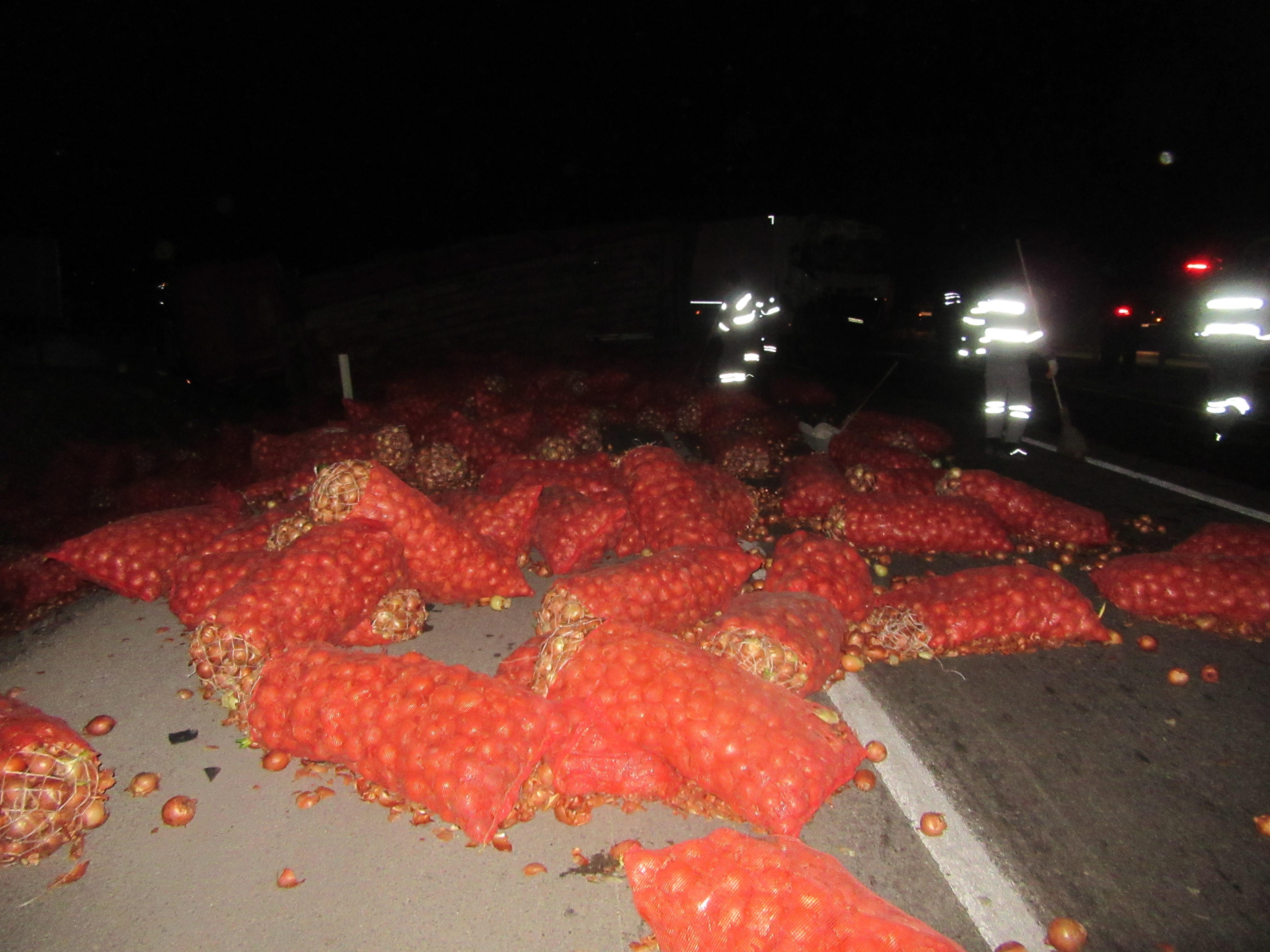 TIRla kamyon çarpıştı, soğan çuvalları yola saçıldı