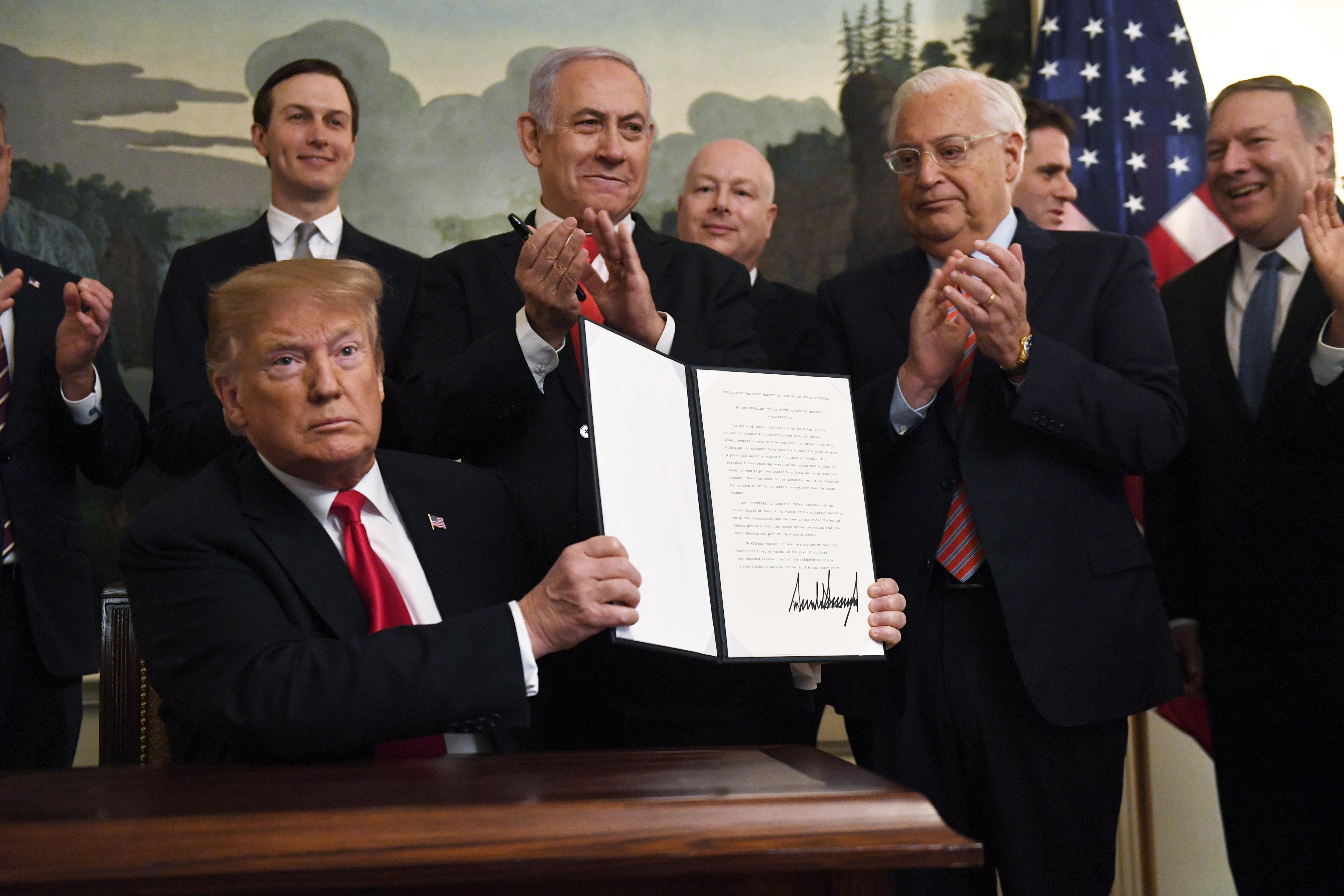 Trump, Golan Tepelerini İsrail toprağı olarak tanıyan kararı imzaladı