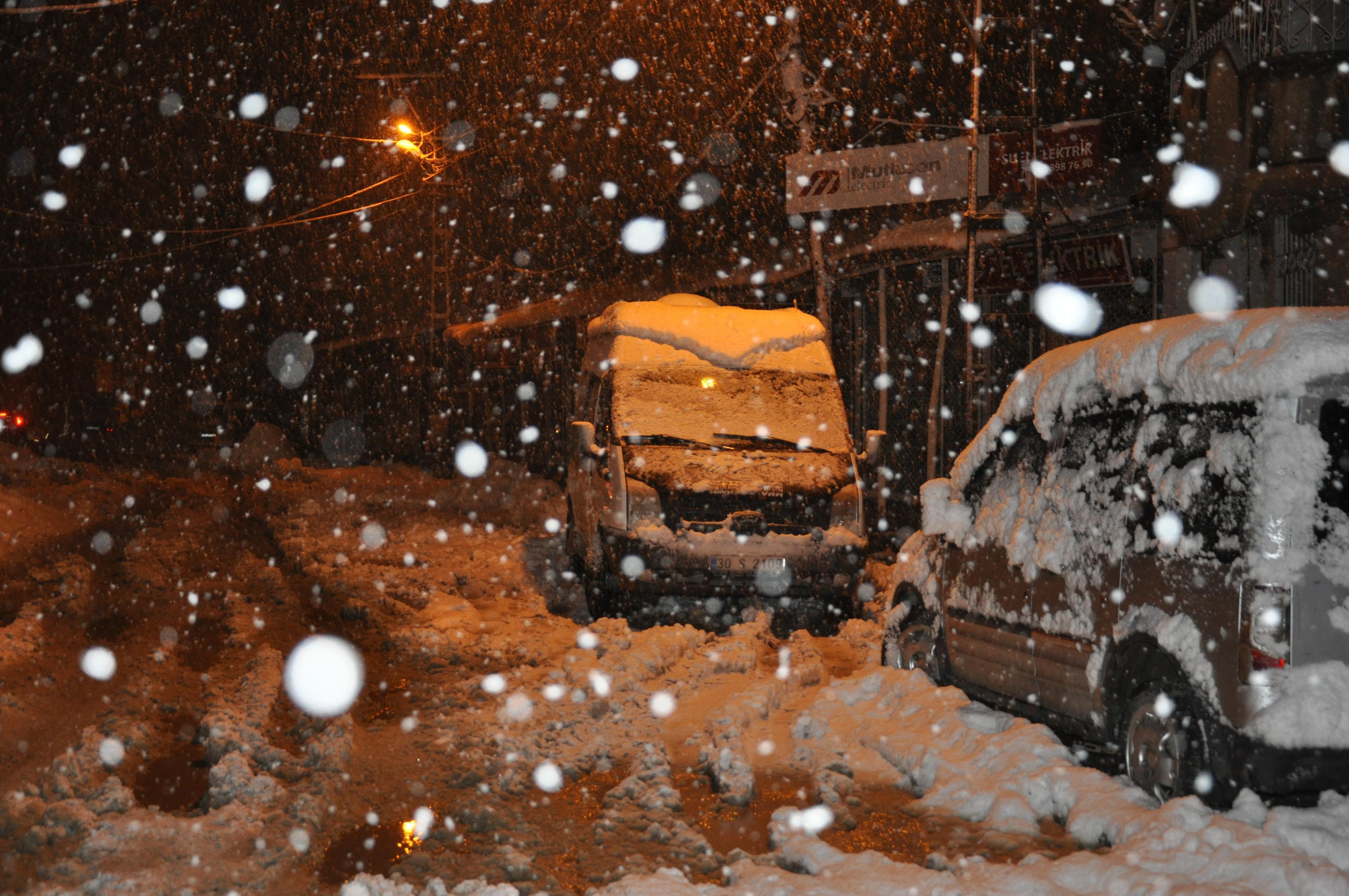 Yüksekova’da kar etkili oldu