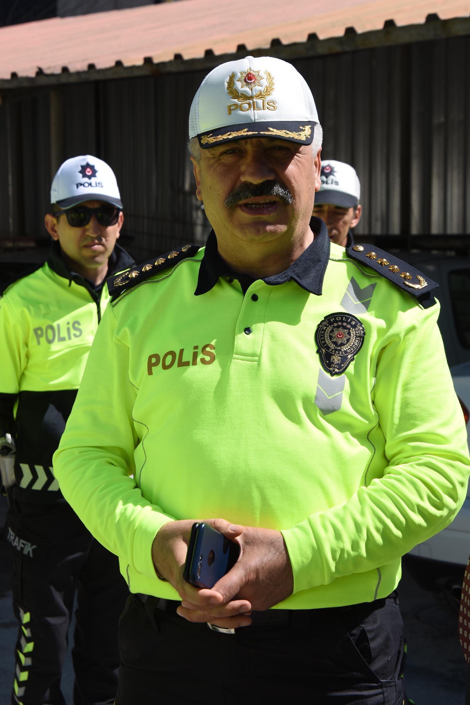 Trafik polislerinin yeni üniformaları tanıtıldı