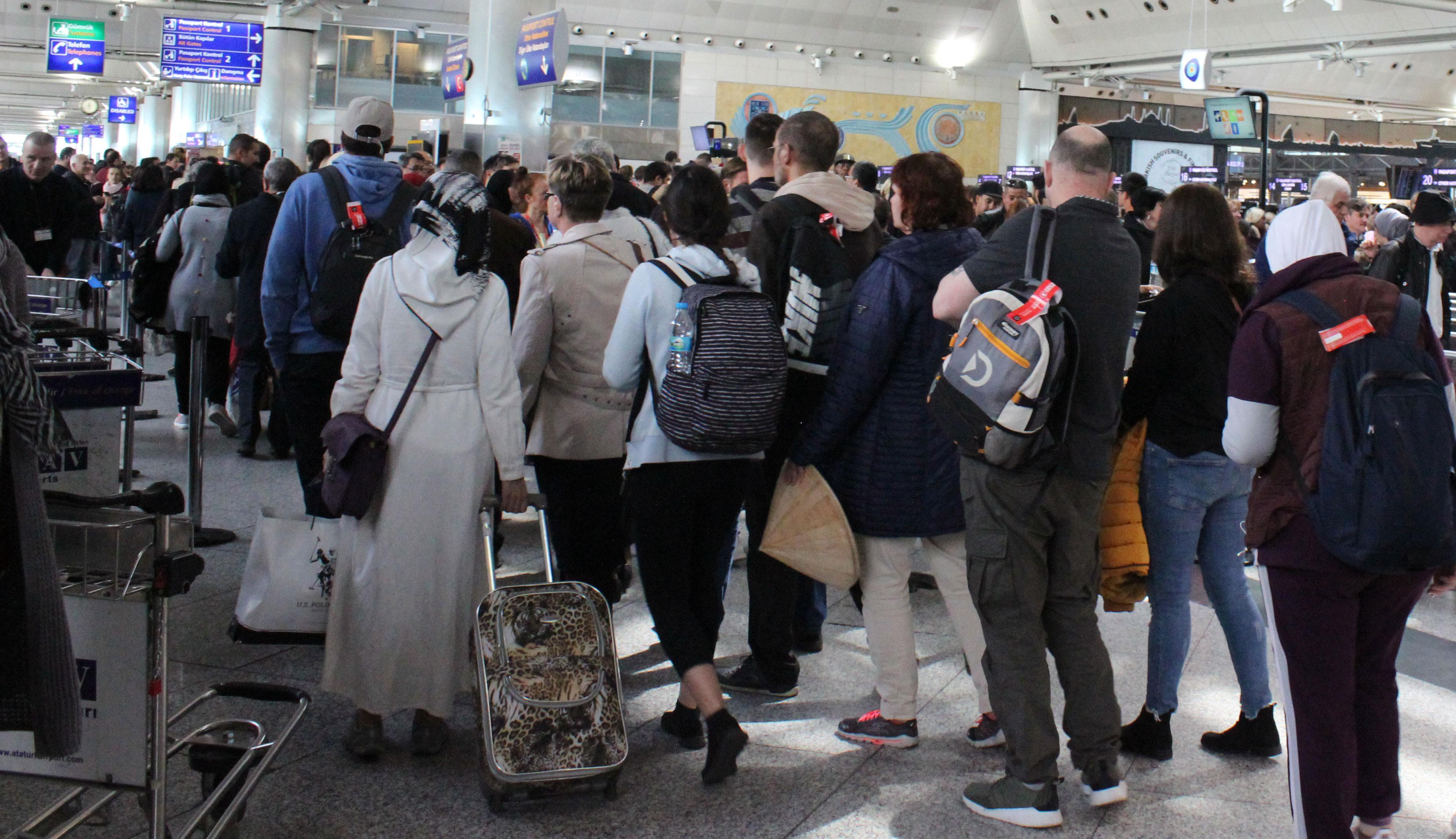Atatürk Havalimanında seçim yoğunluğu... Pasaportta uzun kuyruklar oluştu