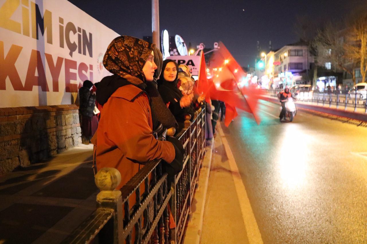 Erdoğan’ın Kısıklı’daki evinin önünde toplanmaya başladılar