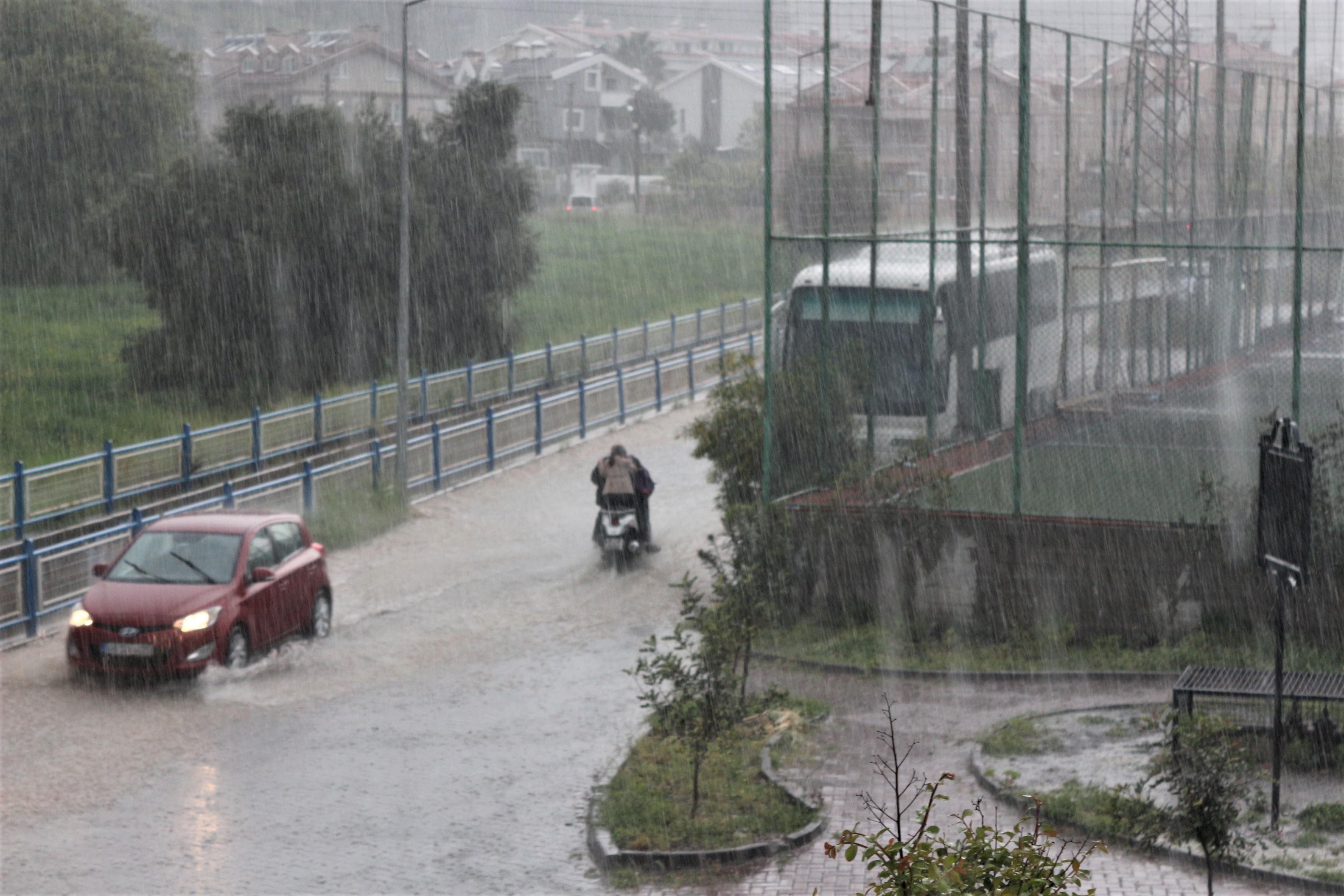 Marmaris’te nisan yağmuru etkili oldu