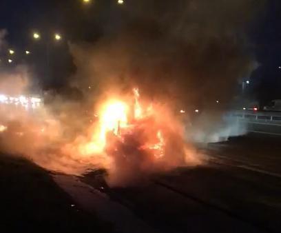 Hadımköy TEM Otoyolunda otomobil alev alev yandı