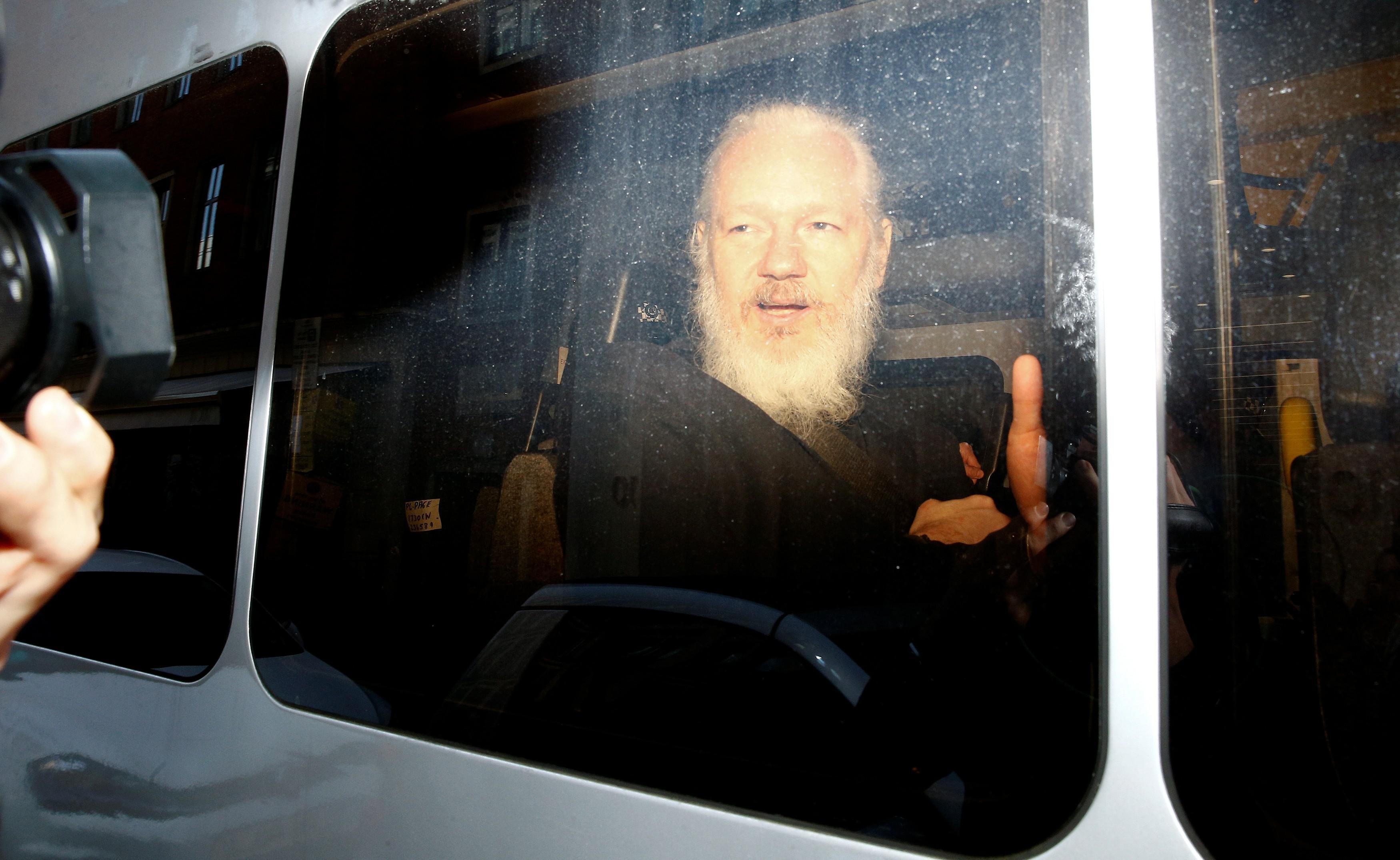 Son dakika Wikileaks kurucusu Julian Assange tutuklandı