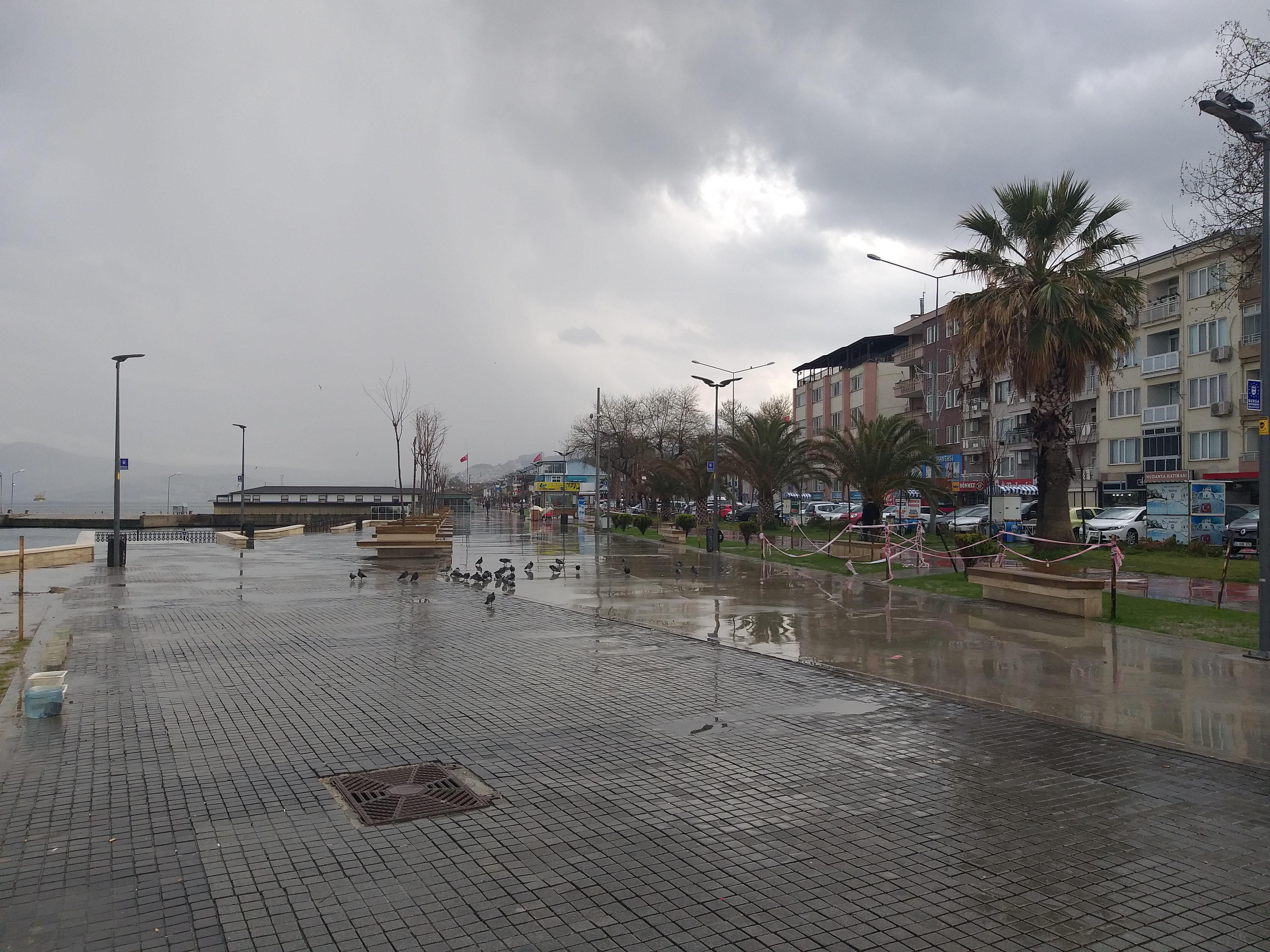 Mudanya’da sağanak yağış hayatı olumsuz etkiledi