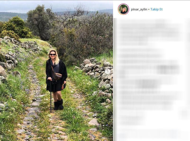 Pınar Aylin bastonla geziyor