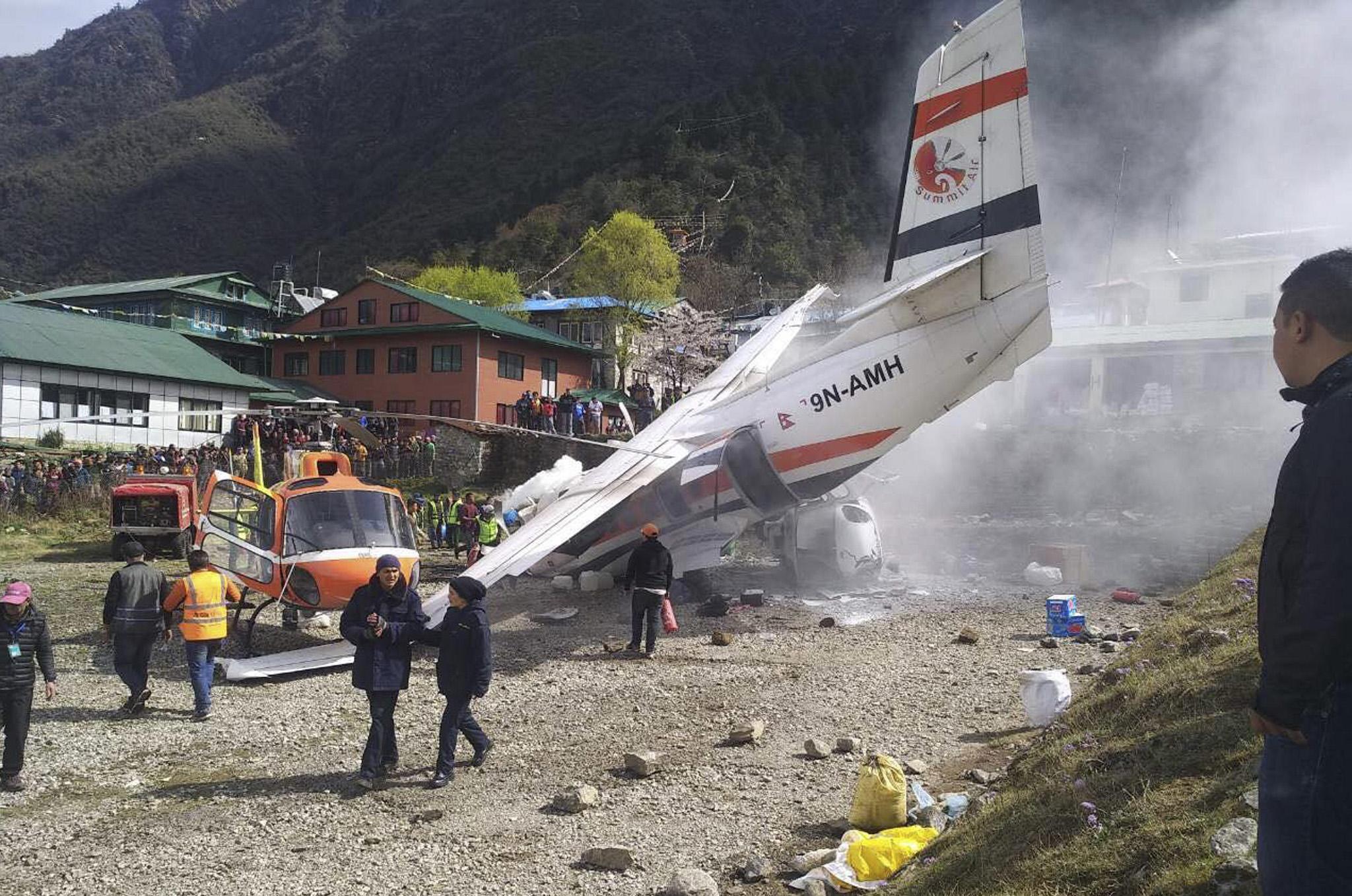 Yolcu uçağı pistteki helikoptere çarptı: 3 kişi yaşamını yitirdi